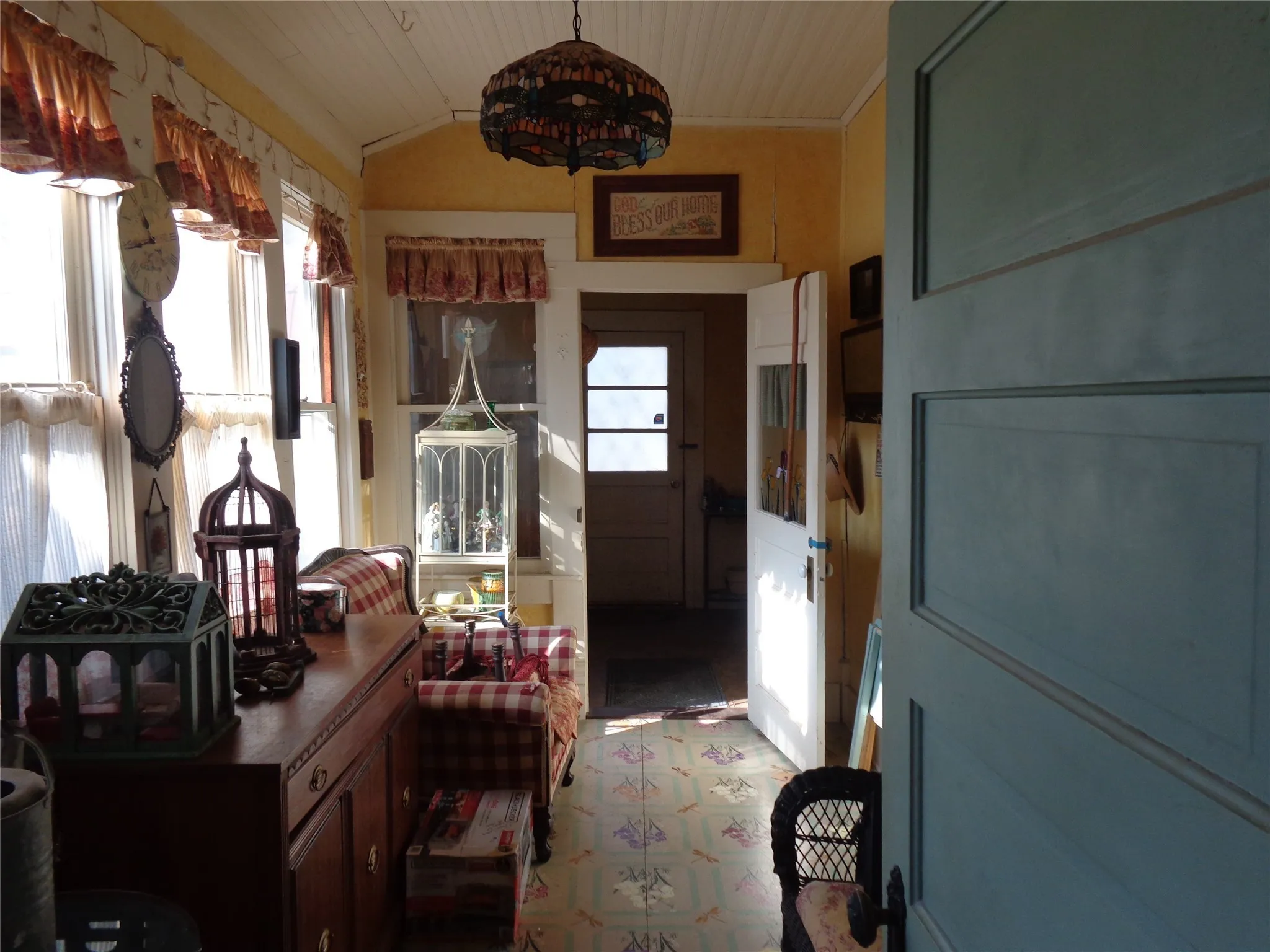 Single Family Residence For Sale in Johnson County , 506 S 3rd Street, Grandview, Texas 76050, 5 Bedroom, 3 Bathroom, 3 Garage spaces, 3,924 Sqft, built in 1907, Price $469,000, mls#21147274, Real Estate Agent in Grandview, Homes For Sale in Johnson county, Homes For Sale in Grandview, Realtor in Grandview Texas, Real Estate Brokerage Independent Realty Texas, Luminita Cordes Realtor