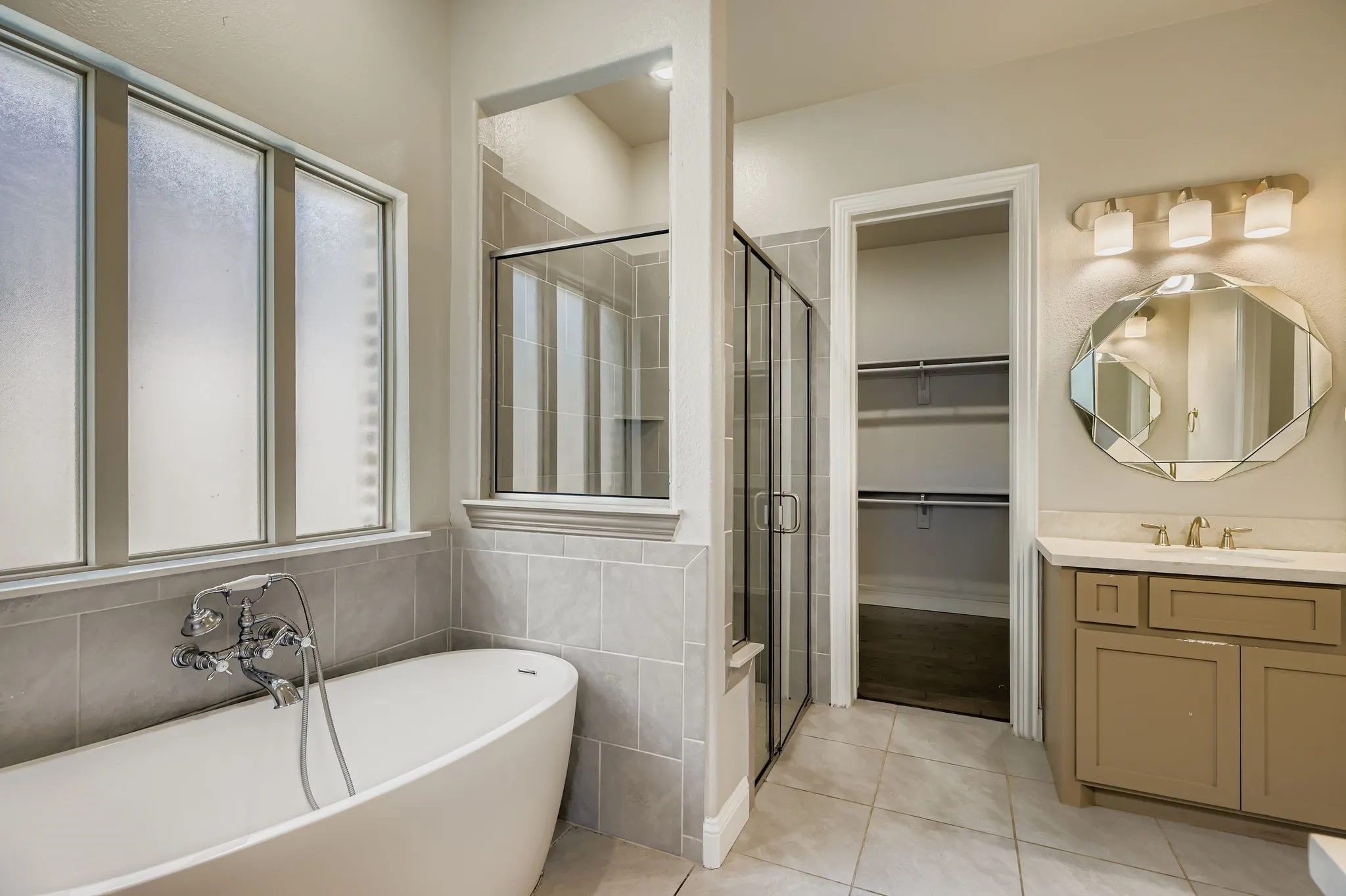 Single Family Residence For Sale in Rockwall County , 932 Hunters Creek Drive, Rockwall, Texas 75087, 4 Bedroom, 4 Bathroom, 3 Garage spaces, 3,476 Sqft, built in 2019, mls#21130079, Real Estate Agent in Rockwall, Homes For Sale in Rockwall county, Homes For Sale in Rockwall, Realtor in Rockwall Texas, Real Estate Brokerage Independent Realty Texas, Luminita Cordes Realtor