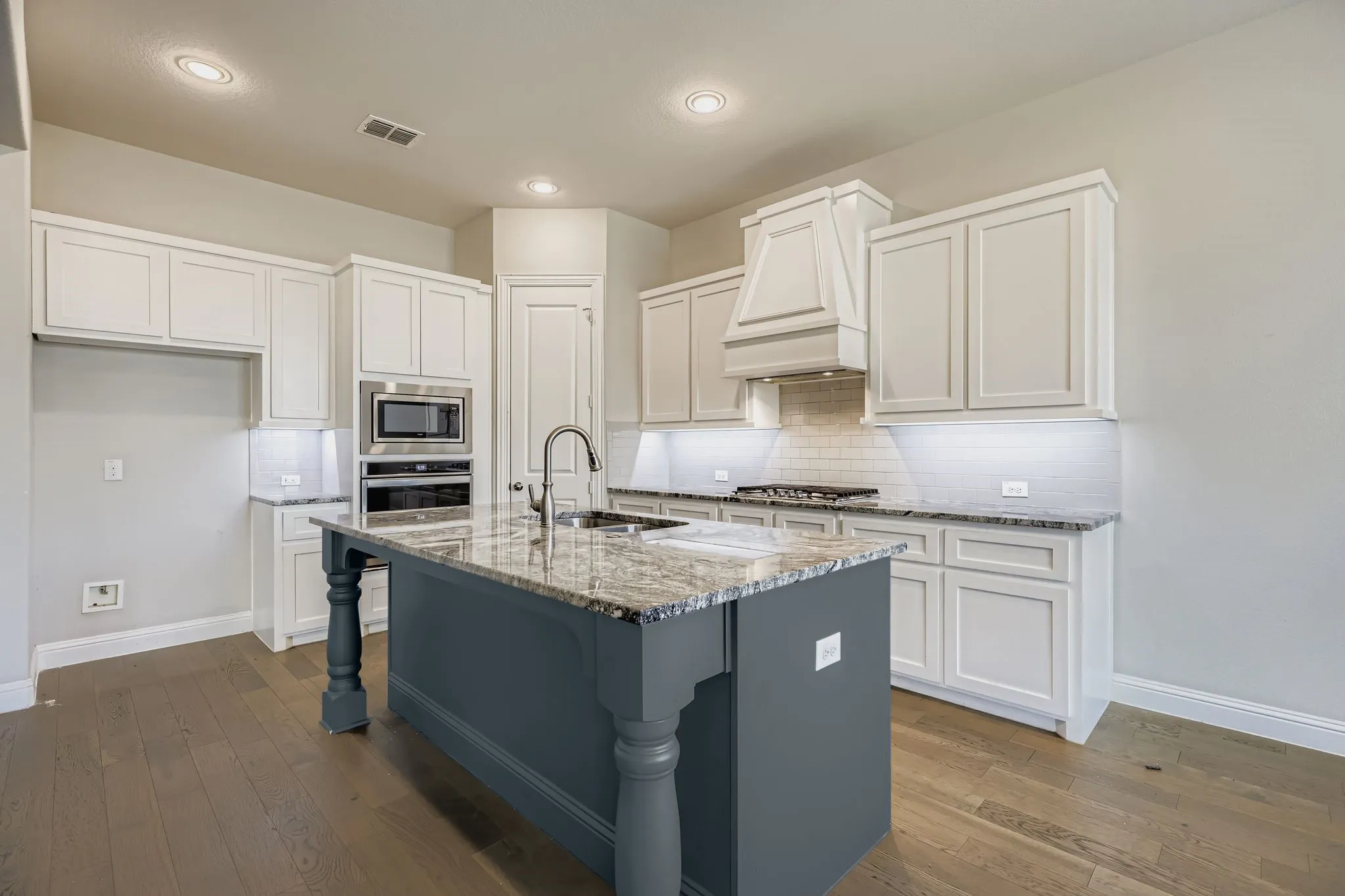 Single Family Residence For Sale in Rockwall County , 932 Hunters Creek Drive, Rockwall, Texas 75087, 4 Bedroom, 4 Bathroom, 3 Garage spaces, 3,476 Sqft, built in 2019, mls#21130079, Real Estate Agent in Rockwall, Homes For Sale in Rockwall county, Homes For Sale in Rockwall, Realtor in Rockwall Texas, Real Estate Brokerage Independent Realty Texas, Luminita Cordes Realtor
