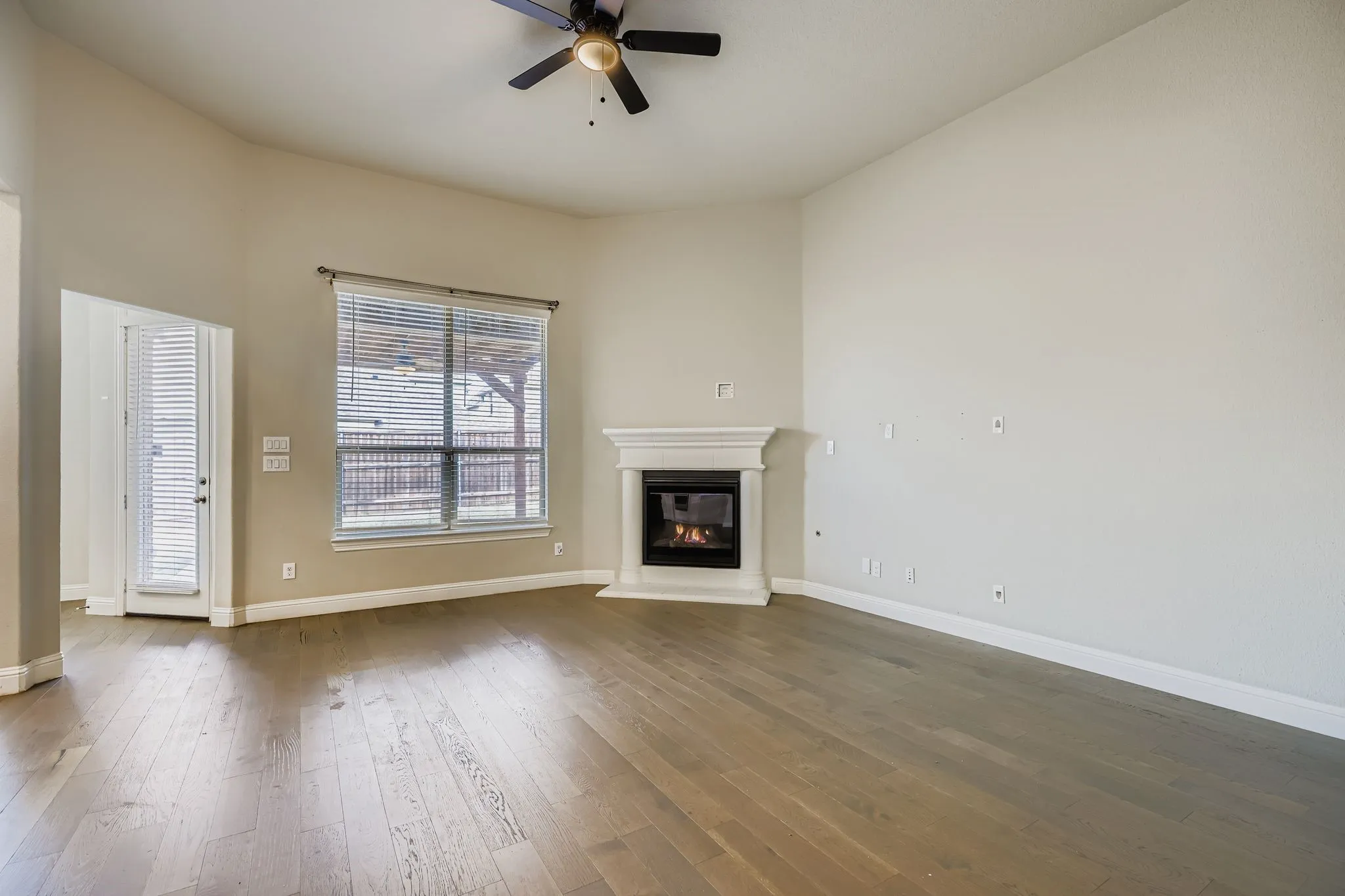 Single Family Residence For Sale in Rockwall County , 932 Hunters Creek Drive, Rockwall, Texas 75087, 4 Bedroom, 4 Bathroom, 3 Garage spaces, 3,476 Sqft, built in 2019, mls#21130079, Real Estate Agent in Rockwall, Homes For Sale in Rockwall county, Homes For Sale in Rockwall, Realtor in Rockwall Texas, Real Estate Brokerage Independent Realty Texas, Luminita Cordes Realtor