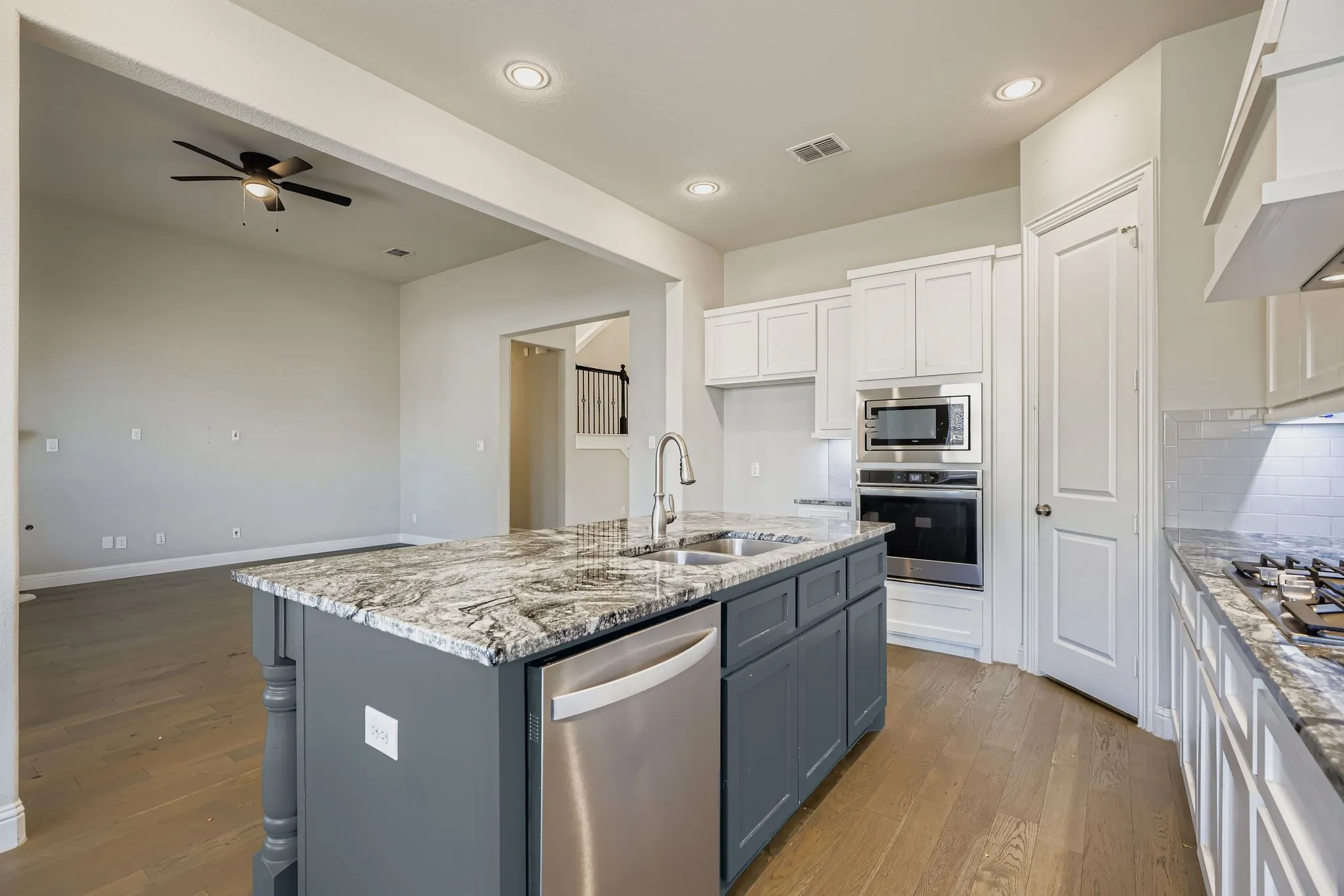Single Family Residence For Sale in Rockwall County , 932 Hunters Creek Drive, Rockwall, Texas 75087, 4 Bedroom, 4 Bathroom, 3 Garage spaces, 3,476 Sqft, built in 2019, mls#21130079, Real Estate Agent in Rockwall, Homes For Sale in Rockwall county, Homes For Sale in Rockwall, Realtor in Rockwall Texas, Real Estate Brokerage Independent Realty Texas, Luminita Cordes Realtor