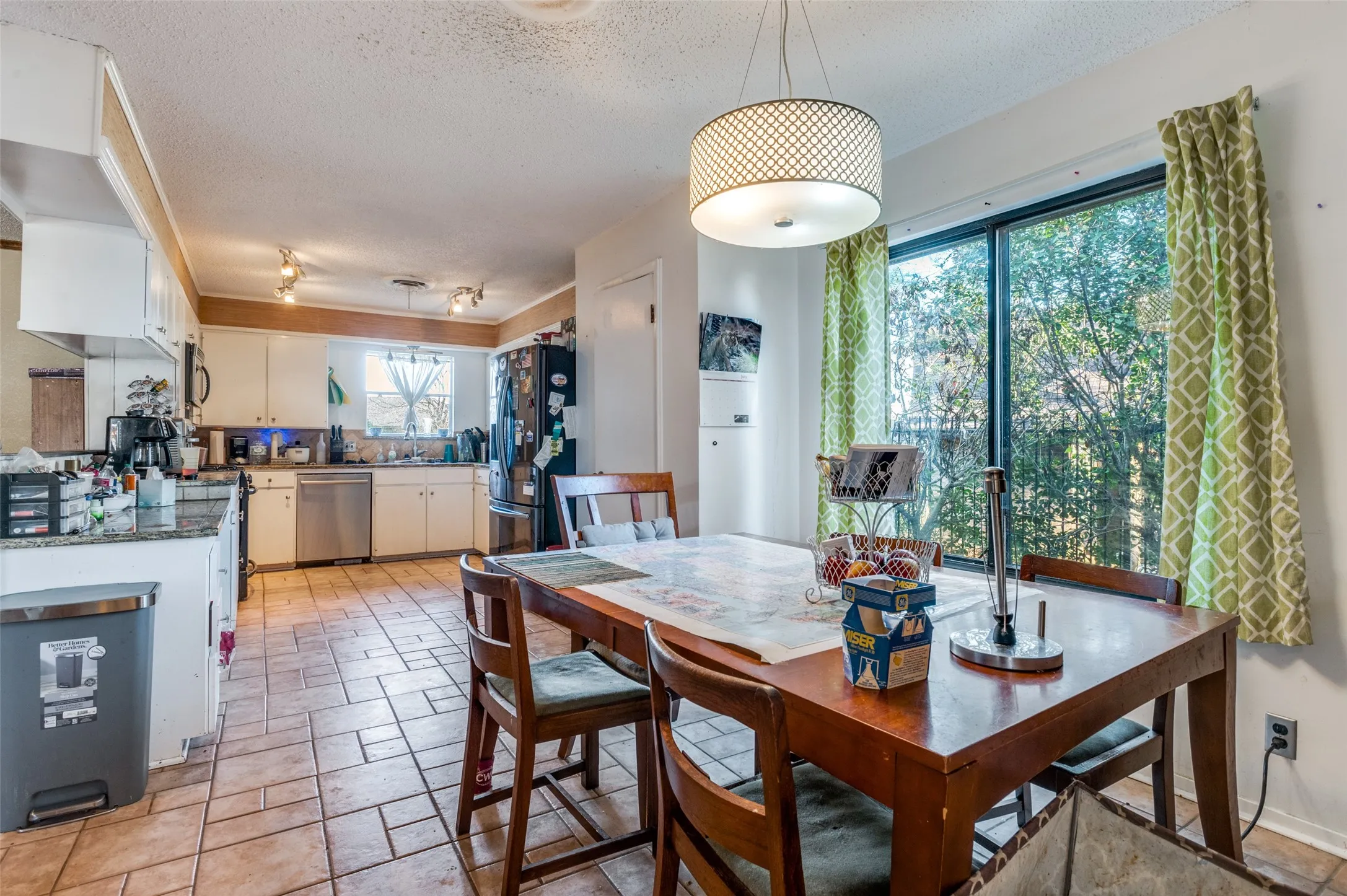 Single Family Residence For Sale in Tarrant County , 305 Cedar Creek Court, Fort Worth, Texas 76103, 3 Bedroom, 2 Bathroom, 3 Garage spaces, 2,258 Sqft, built in 1969, Preowned, mls#21148818, Real Estate Agent in Fort Worth, Homes For Sale in Tarrant county, Homes For Sale in Fort Worth, Realtor in Fort Worth Texas, Real Estate Brokerage Independent Realty Texas, Luminita Cordes Realtor