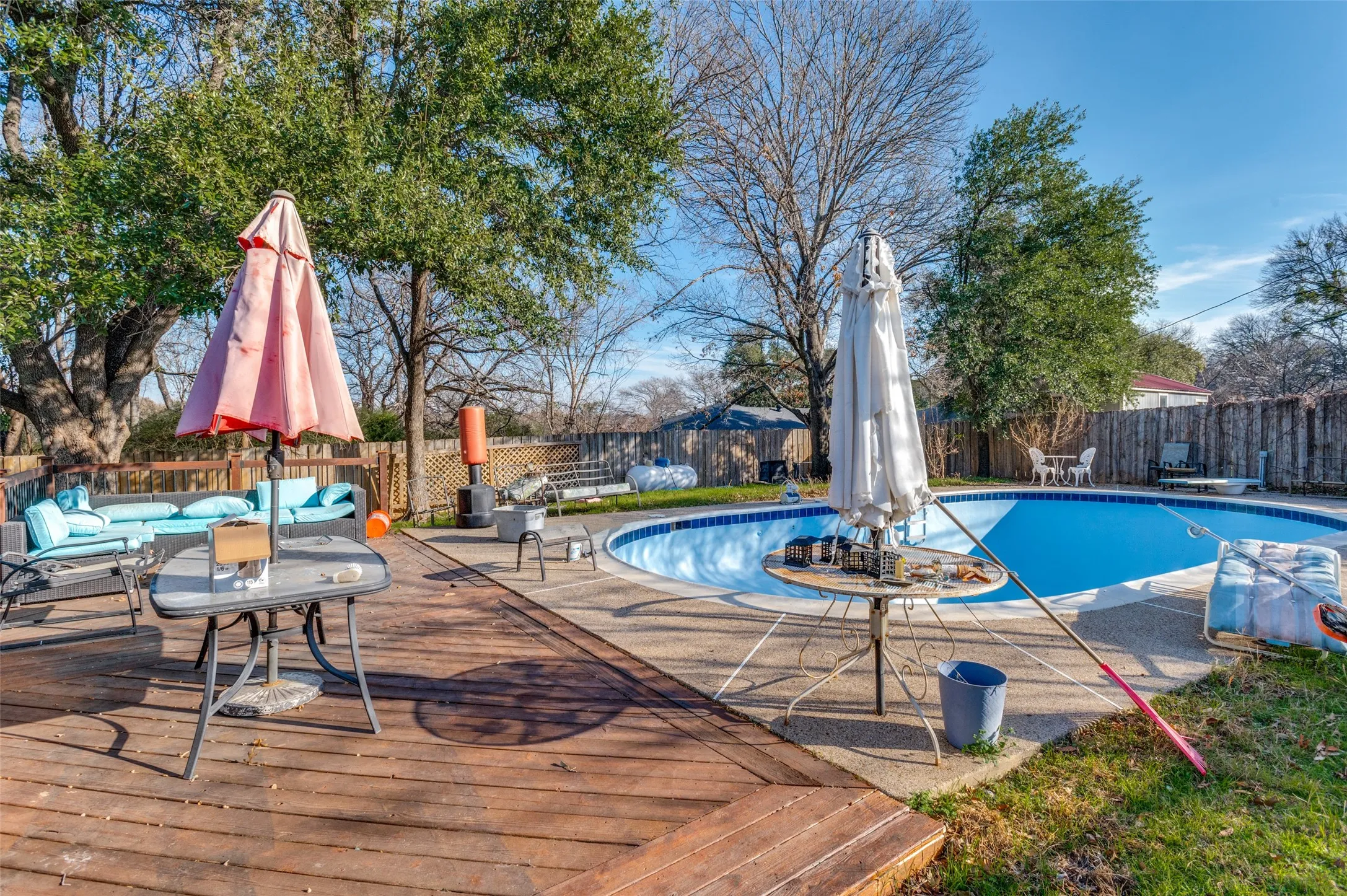 Single Family Residence For Sale in Tarrant County , 305 Cedar Creek Court, Fort Worth, Texas 76103, 3 Bedroom, 2 Bathroom, 3 Garage spaces, 2,258 Sqft, built in 1969, Preowned, mls#21148818, Real Estate Agent in Fort Worth, Homes For Sale in Tarrant county, Homes For Sale in Fort Worth, Realtor in Fort Worth Texas, Real Estate Brokerage Independent Realty Texas, Luminita Cordes Realtor