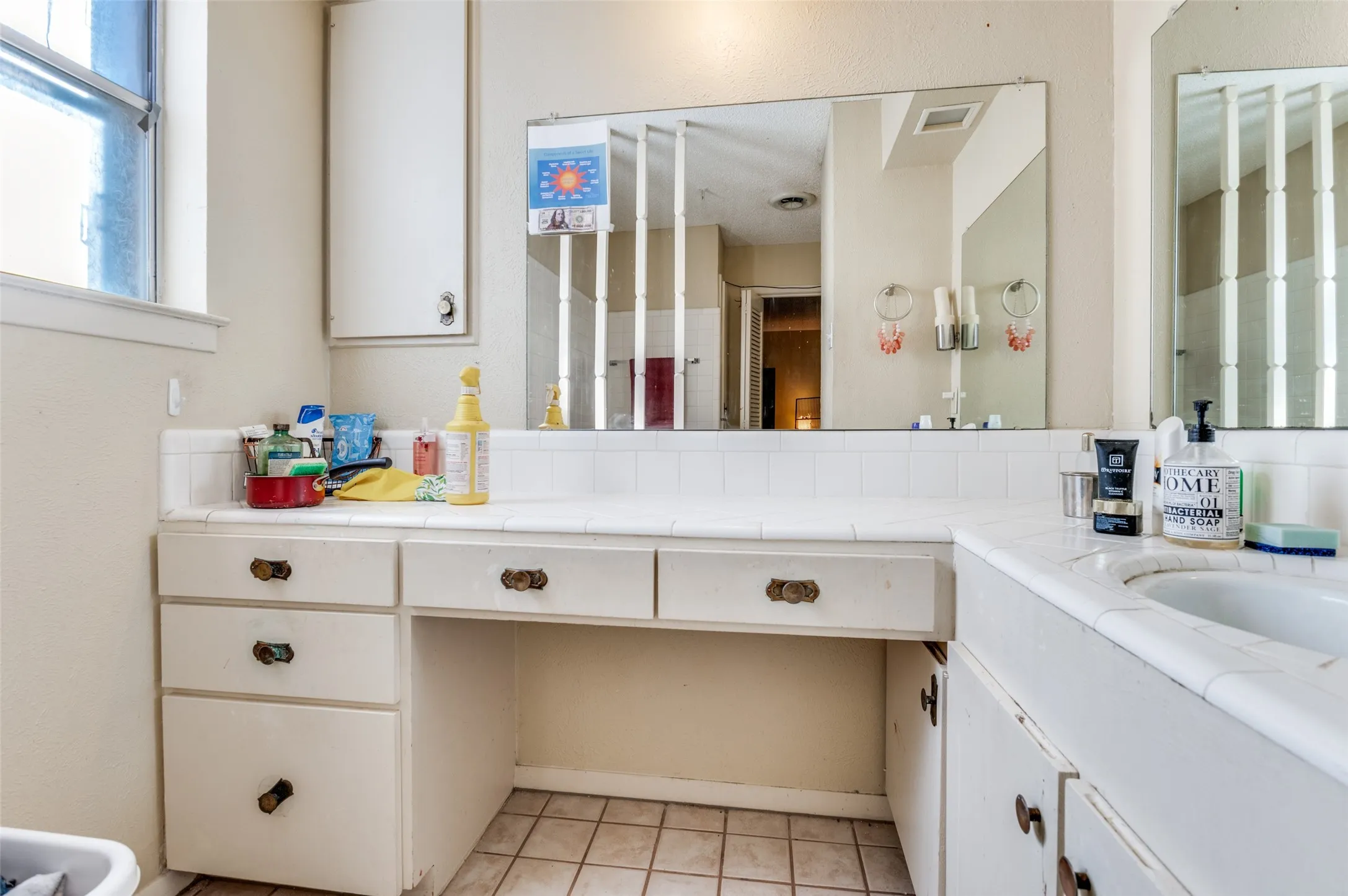Single Family Residence For Sale in Tarrant County , 305 Cedar Creek Court, Fort Worth, Texas 76103, 3 Bedroom, 2 Bathroom, 3 Garage spaces, 2,258 Sqft, built in 1969, Preowned, mls#21148818, Real Estate Agent in Fort Worth, Homes For Sale in Tarrant county, Homes For Sale in Fort Worth, Realtor in Fort Worth Texas, Real Estate Brokerage Independent Realty Texas, Luminita Cordes Realtor