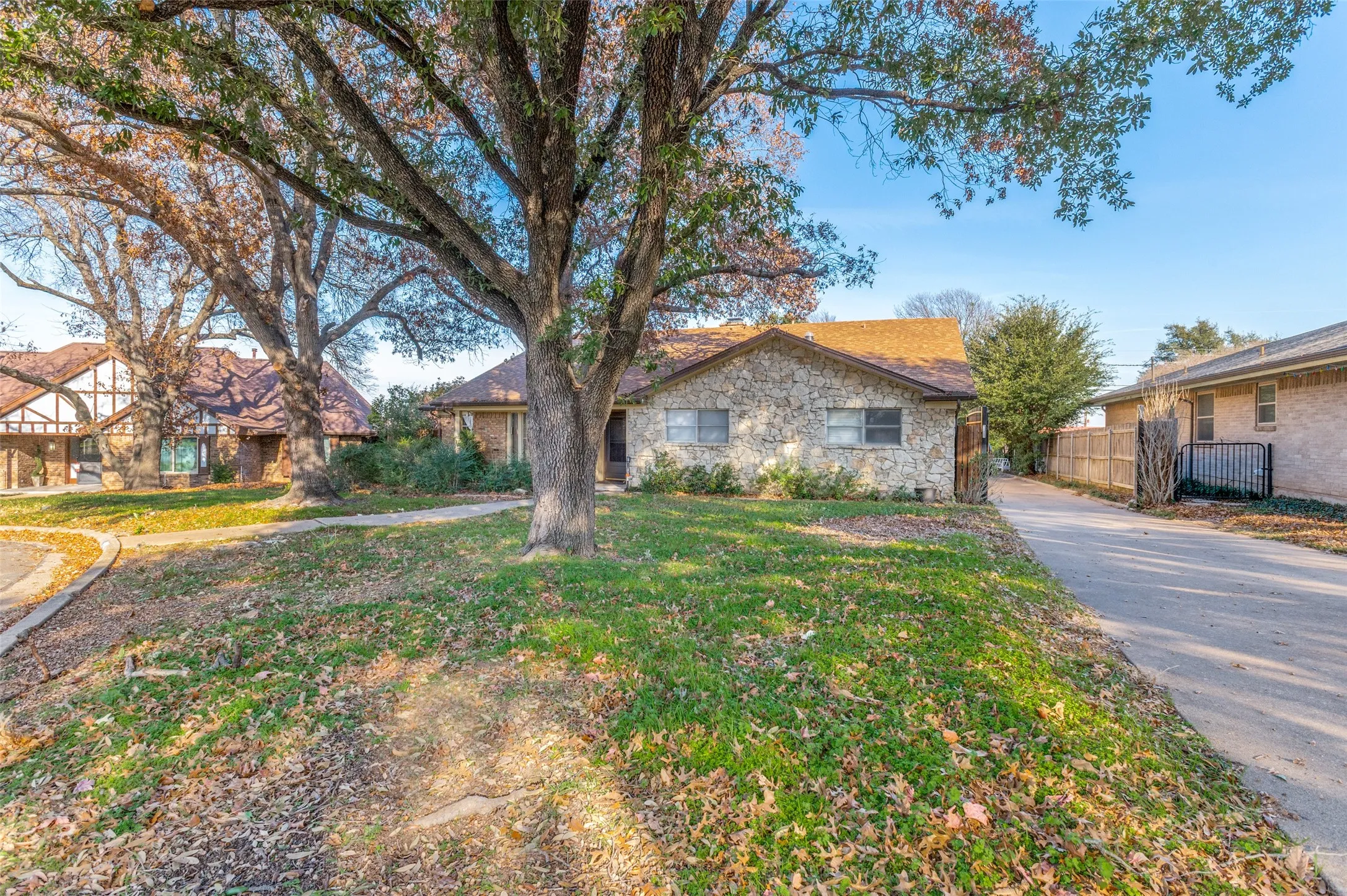 Single Family Residence For Sale in Tarrant County , 305 Cedar Creek Court, Fort Worth, Texas 76103, 3 Bedroom, 2 Bathroom, 3 Garage spaces, 2,258 Sqft, built in 1969, Preowned, mls#21148818, Real Estate Agent in Fort Worth, Homes For Sale in Tarrant county, Homes For Sale in Fort Worth, Realtor in Fort Worth Texas, Real Estate Brokerage Independent Realty Texas, Luminita Cordes Realtor