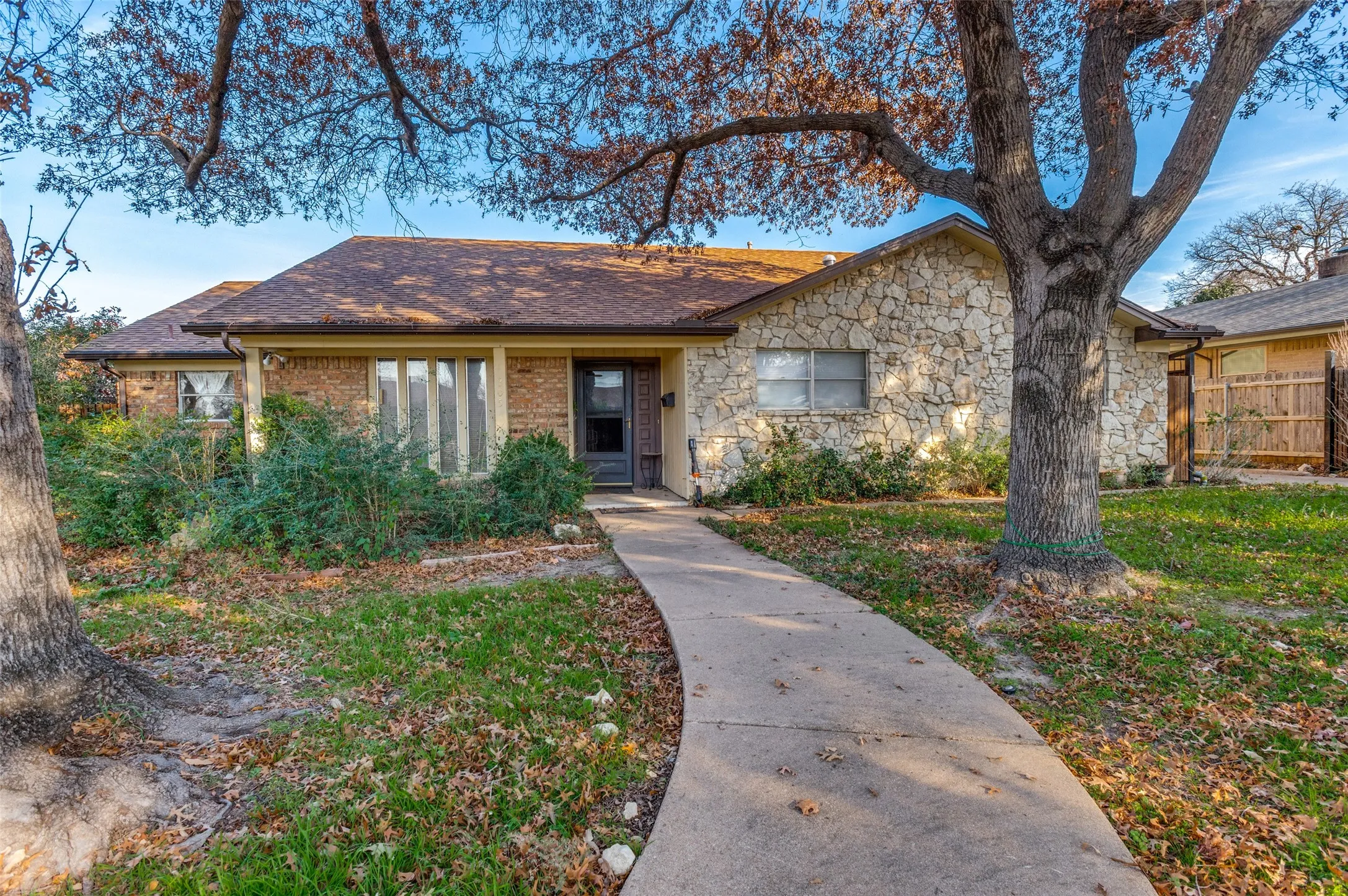 Single Family Residence For Sale in Tarrant County , 305 Cedar Creek Court, Fort Worth, Texas 76103, 3 Bedroom, 2 Bathroom, 3 Garage spaces, 2,258 Sqft, built in 1969, Preowned, mls#21148818, Real Estate Agent in Fort Worth, Homes For Sale in Tarrant county, Homes For Sale in Fort Worth, Realtor in Fort Worth Texas, Real Estate Brokerage Independent Realty Texas, Luminita Cordes Realtor
