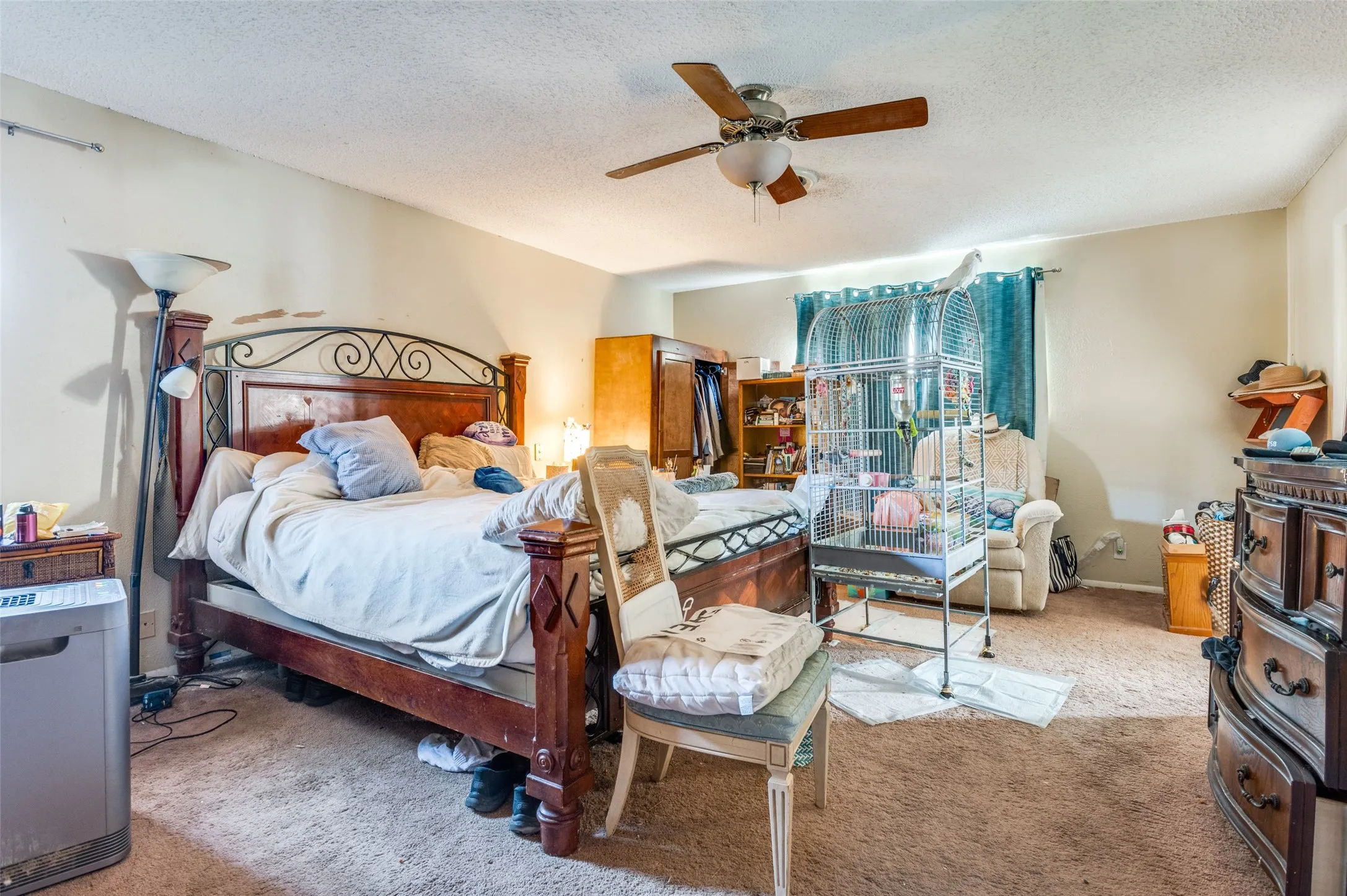 Single Family Residence For Sale in Tarrant County , 305 Cedar Creek Court, Fort Worth, Texas 76103, 3 Bedroom, 2 Bathroom, 3 Garage spaces, 2,258 Sqft, built in 1969, Preowned, mls#21148818, Real Estate Agent in Fort Worth, Homes For Sale in Tarrant county, Homes For Sale in Fort Worth, Realtor in Fort Worth Texas, Real Estate Brokerage Independent Realty Texas, Luminita Cordes Realtor