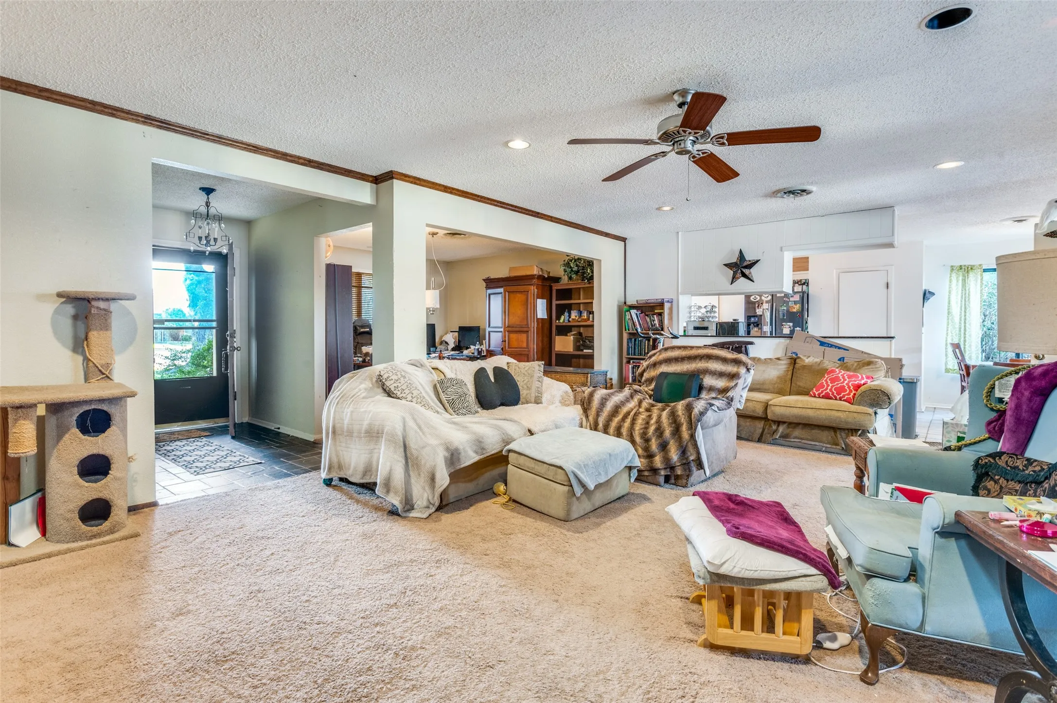 Single Family Residence For Sale in Tarrant County , 305 Cedar Creek Court, Fort Worth, Texas 76103, 3 Bedroom, 2 Bathroom, 3 Garage spaces, 2,258 Sqft, built in 1969, Preowned, mls#21148818, Real Estate Agent in Fort Worth, Homes For Sale in Tarrant county, Homes For Sale in Fort Worth, Realtor in Fort Worth Texas, Real Estate Brokerage Independent Realty Texas, Luminita Cordes Realtor