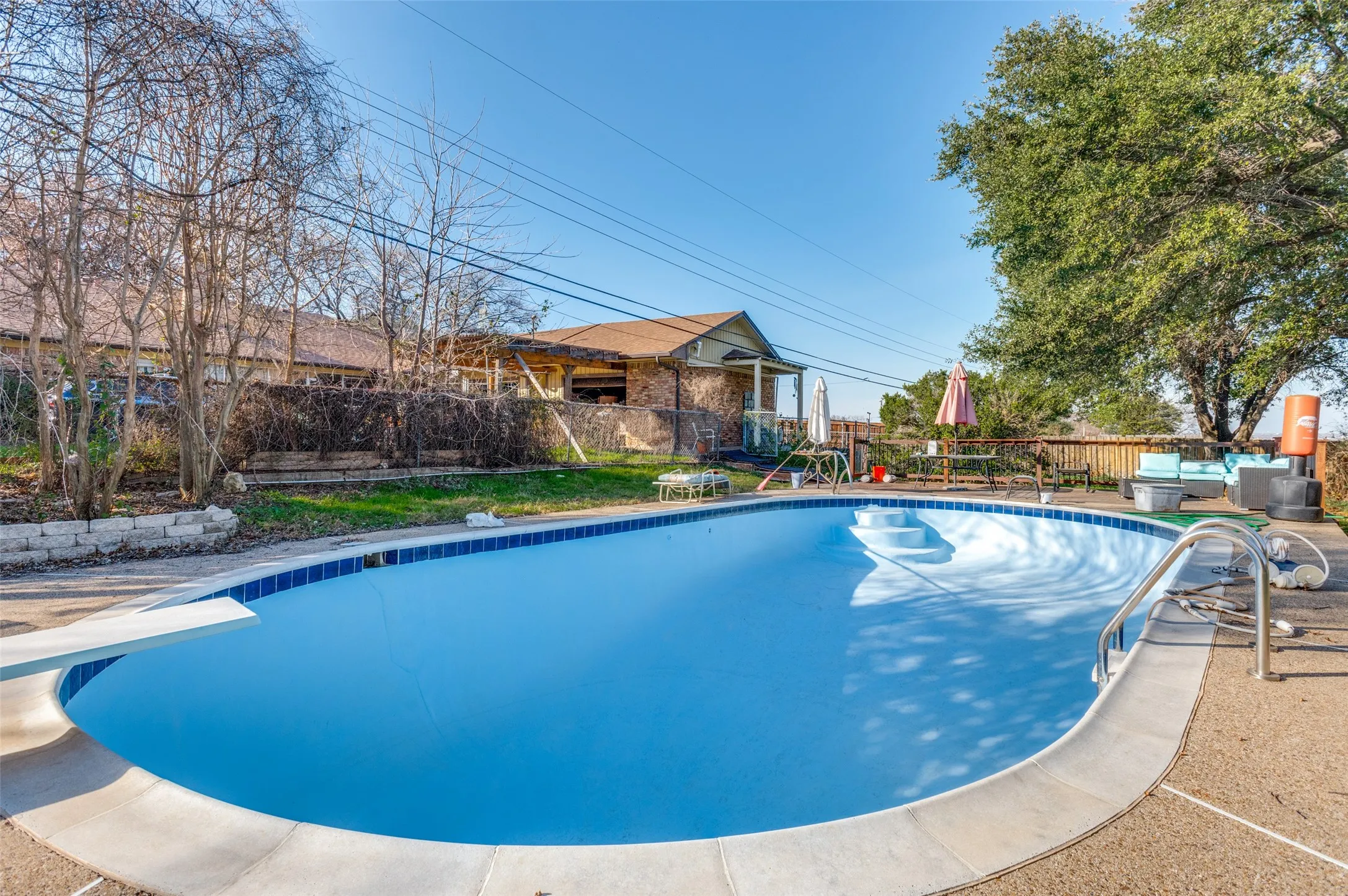 Single Family Residence For Sale in Tarrant County , 305 Cedar Creek Court, Fort Worth, Texas 76103, 3 Bedroom, 2 Bathroom, 3 Garage spaces, 2,258 Sqft, built in 1969, Preowned, mls#21148818, Real Estate Agent in Fort Worth, Homes For Sale in Tarrant county, Homes For Sale in Fort Worth, Realtor in Fort Worth Texas, Real Estate Brokerage Independent Realty Texas, Luminita Cordes Realtor