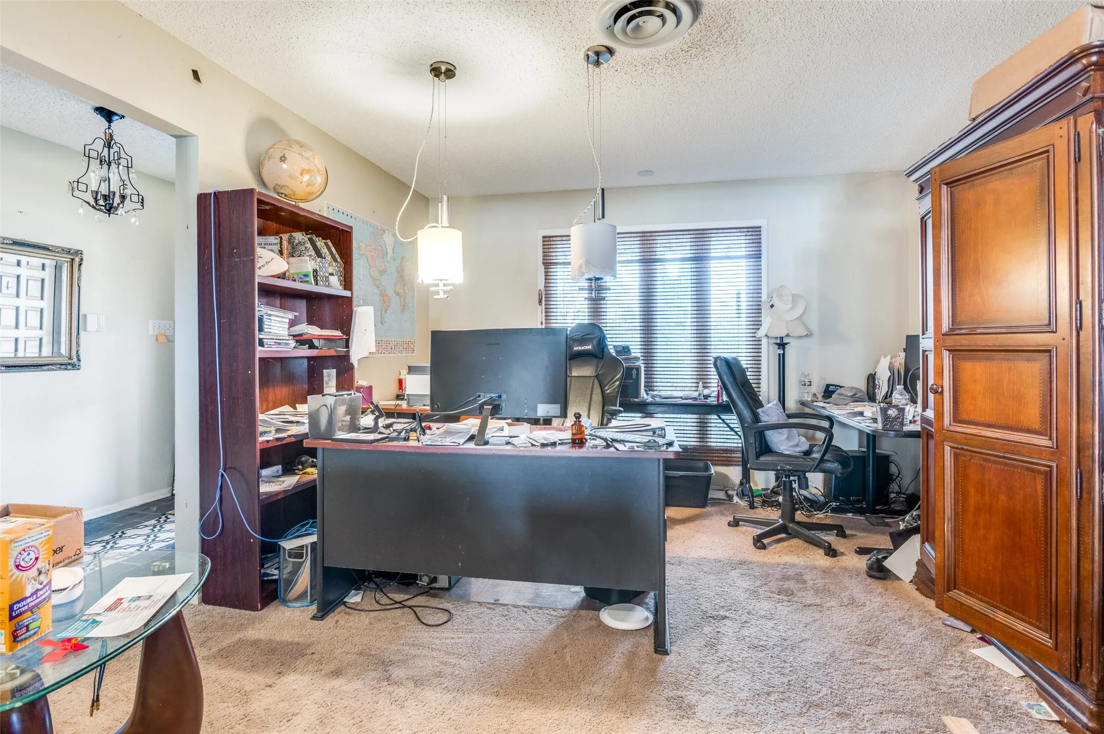 Single Family Residence For Sale in Tarrant County , 305 Cedar Creek Court, Fort Worth, Texas 76103, 3 Bedroom, 2 Bathroom, 3 Garage spaces, 2,258 Sqft, built in 1969, Preowned, mls#21148818, Real Estate Agent in Fort Worth, Homes For Sale in Tarrant county, Homes For Sale in Fort Worth, Realtor in Fort Worth Texas, Real Estate Brokerage Independent Realty Texas, Luminita Cordes Realtor