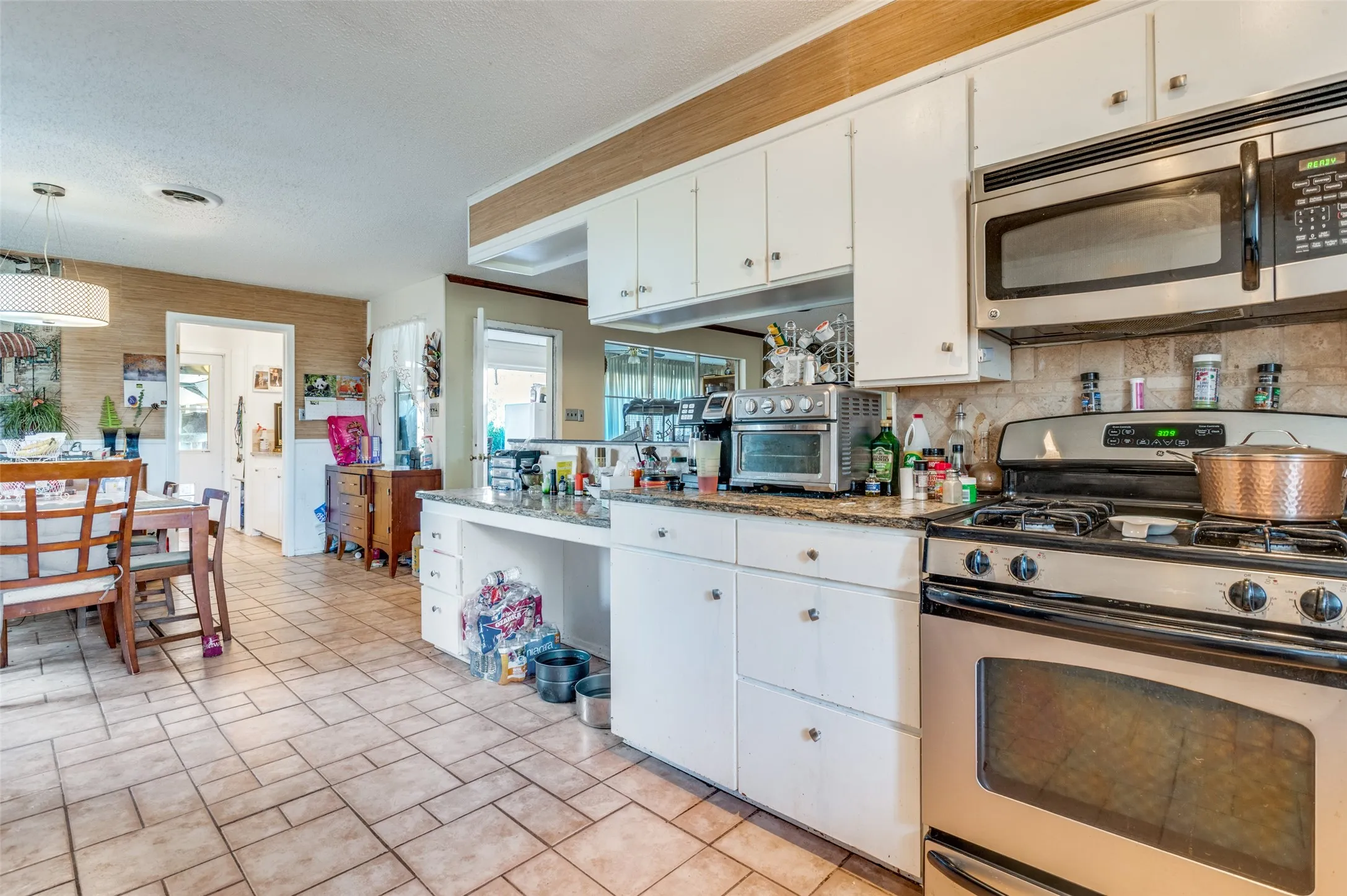 Single Family Residence For Sale in Tarrant County , 305 Cedar Creek Court, Fort Worth, Texas 76103, 3 Bedroom, 2 Bathroom, 3 Garage spaces, 2,258 Sqft, built in 1969, Preowned, mls#21148818, Real Estate Agent in Fort Worth, Homes For Sale in Tarrant county, Homes For Sale in Fort Worth, Realtor in Fort Worth Texas, Real Estate Brokerage Independent Realty Texas, Luminita Cordes Realtor