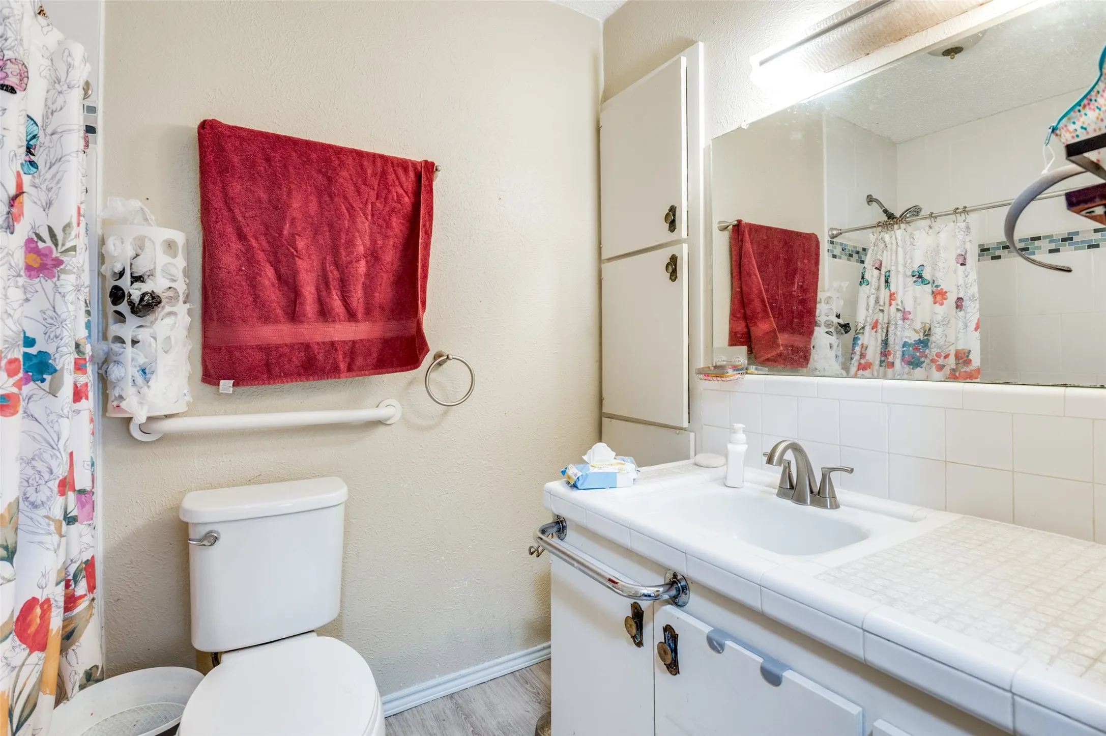 Single Family Residence For Sale in Tarrant County , 305 Cedar Creek Court, Fort Worth, Texas 76103, 3 Bedroom, 2 Bathroom, 3 Garage spaces, 2,258 Sqft, built in 1969, Preowned, mls#21148818, Real Estate Agent in Fort Worth, Homes For Sale in Tarrant county, Homes For Sale in Fort Worth, Realtor in Fort Worth Texas, Real Estate Brokerage Independent Realty Texas, Luminita Cordes Realtor