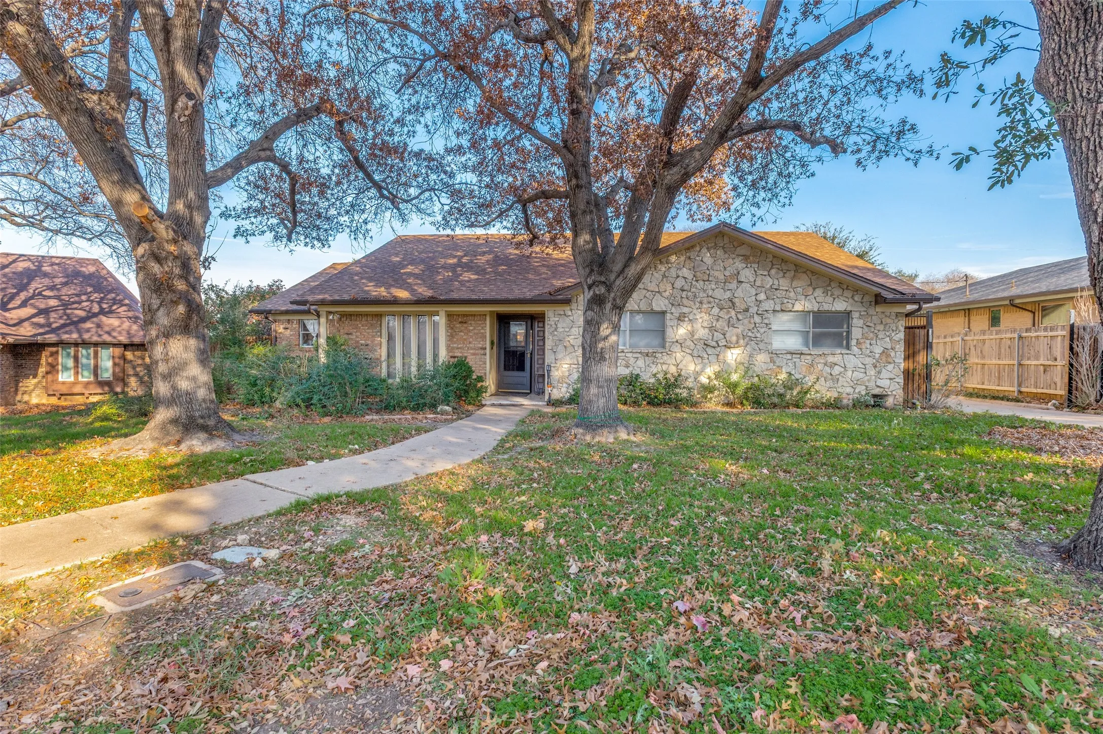 Single Family Residence For Sale in Tarrant County , 305 Cedar Creek Court, Fort Worth, Texas 76103, 3 Bedroom, 2 Bathroom, 3 Garage spaces, 2,258 Sqft, built in 1969, Preowned, mls#21148818, Real Estate Agent in Fort Worth, Homes For Sale in Tarrant county, Homes For Sale in Fort Worth, Realtor in Fort Worth Texas, Real Estate Brokerage Independent Realty Texas, Luminita Cordes Realtor