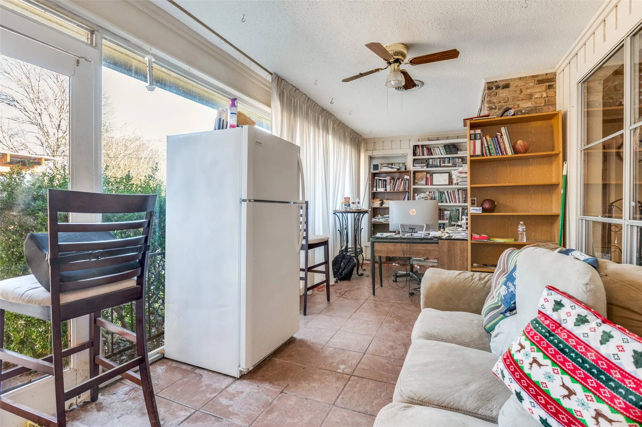 Single Family Residence For Sale in Tarrant County , 305 Cedar Creek Court, Fort Worth, Texas 76103, 3 Bedroom, 2 Bathroom, 3 Garage spaces, 2,258 Sqft, built in 1969, Preowned, mls#21148818, Real Estate Agent in Fort Worth, Homes For Sale in Tarrant county, Homes For Sale in Fort Worth, Realtor in Fort Worth Texas, Real Estate Brokerage Independent Realty Texas, Luminita Cordes Realtor