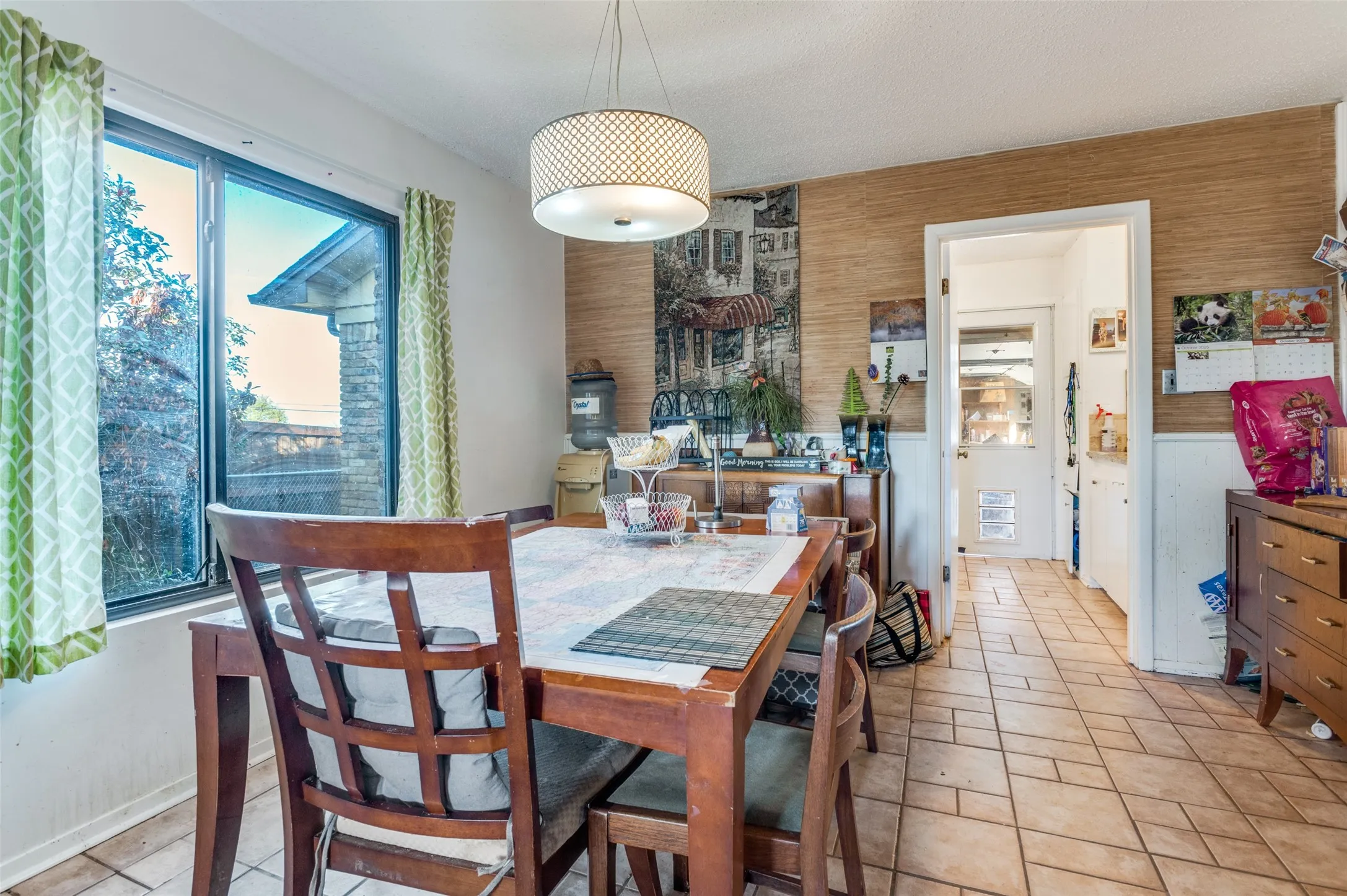 Single Family Residence For Sale in Tarrant County , 305 Cedar Creek Court, Fort Worth, Texas 76103, 3 Bedroom, 2 Bathroom, 3 Garage spaces, 2,258 Sqft, built in 1969, Preowned, mls#21148818, Real Estate Agent in Fort Worth, Homes For Sale in Tarrant county, Homes For Sale in Fort Worth, Realtor in Fort Worth Texas, Real Estate Brokerage Independent Realty Texas, Luminita Cordes Realtor
