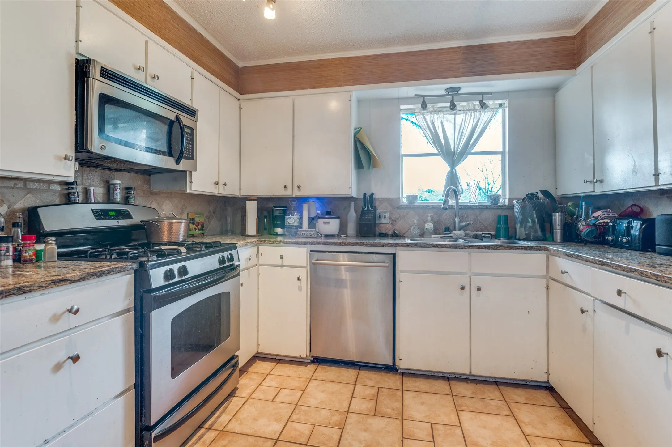 Single Family Residence For Sale in Tarrant County , 305 Cedar Creek Court, Fort Worth, Texas 76103, 3 Bedroom, 2 Bathroom, 3 Garage spaces, 2,258 Sqft, built in 1969, Preowned, mls#21148818, Real Estate Agent in Fort Worth, Homes For Sale in Tarrant county, Homes For Sale in Fort Worth, Realtor in Fort Worth Texas, Real Estate Brokerage Independent Realty Texas, Luminita Cordes Realtor