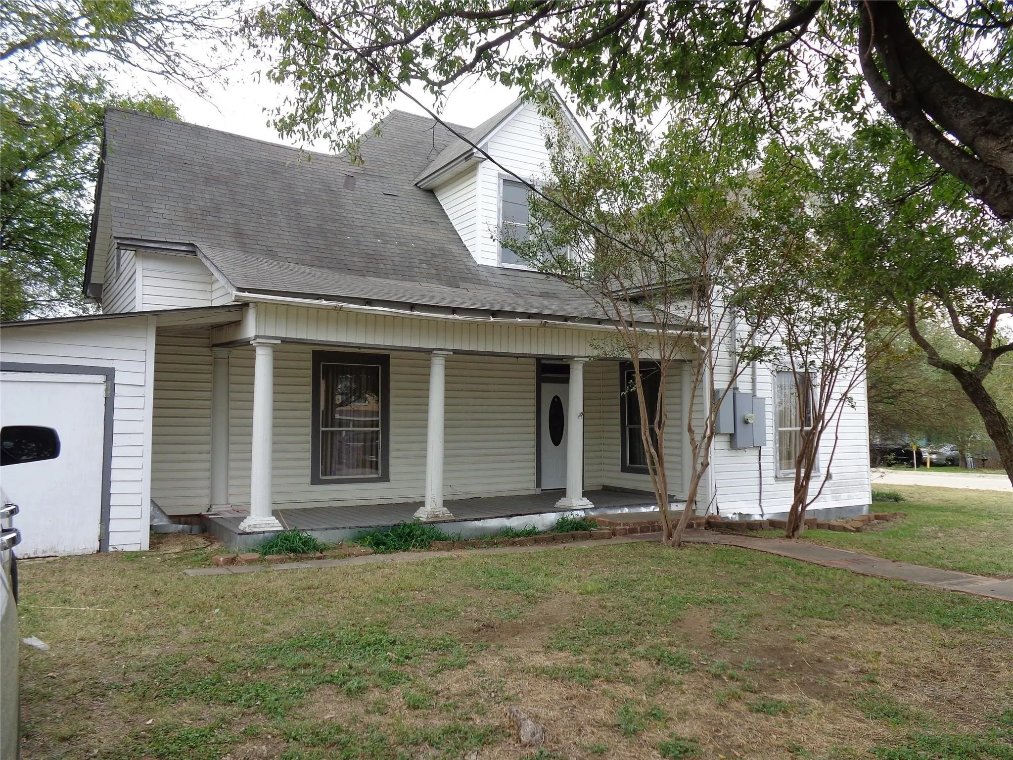 Single Family Residence For Sale in Johnson County , 211 W Purdom Avenue, Alvarado, Texas 76009, 3 Bedroom, 2 Bathroom, 1 Garage spaces, 2,218 Sqft, built in 1958, Preowned, mls#21149029, Real Estate Agent in Alvarado, Homes For Sale in Johnson county, Homes For Sale in Alvarado, Realtor in Alvarado Texas, Real Estate Brokerage Independent Realty Texas, Luminita Cordes Realtor
