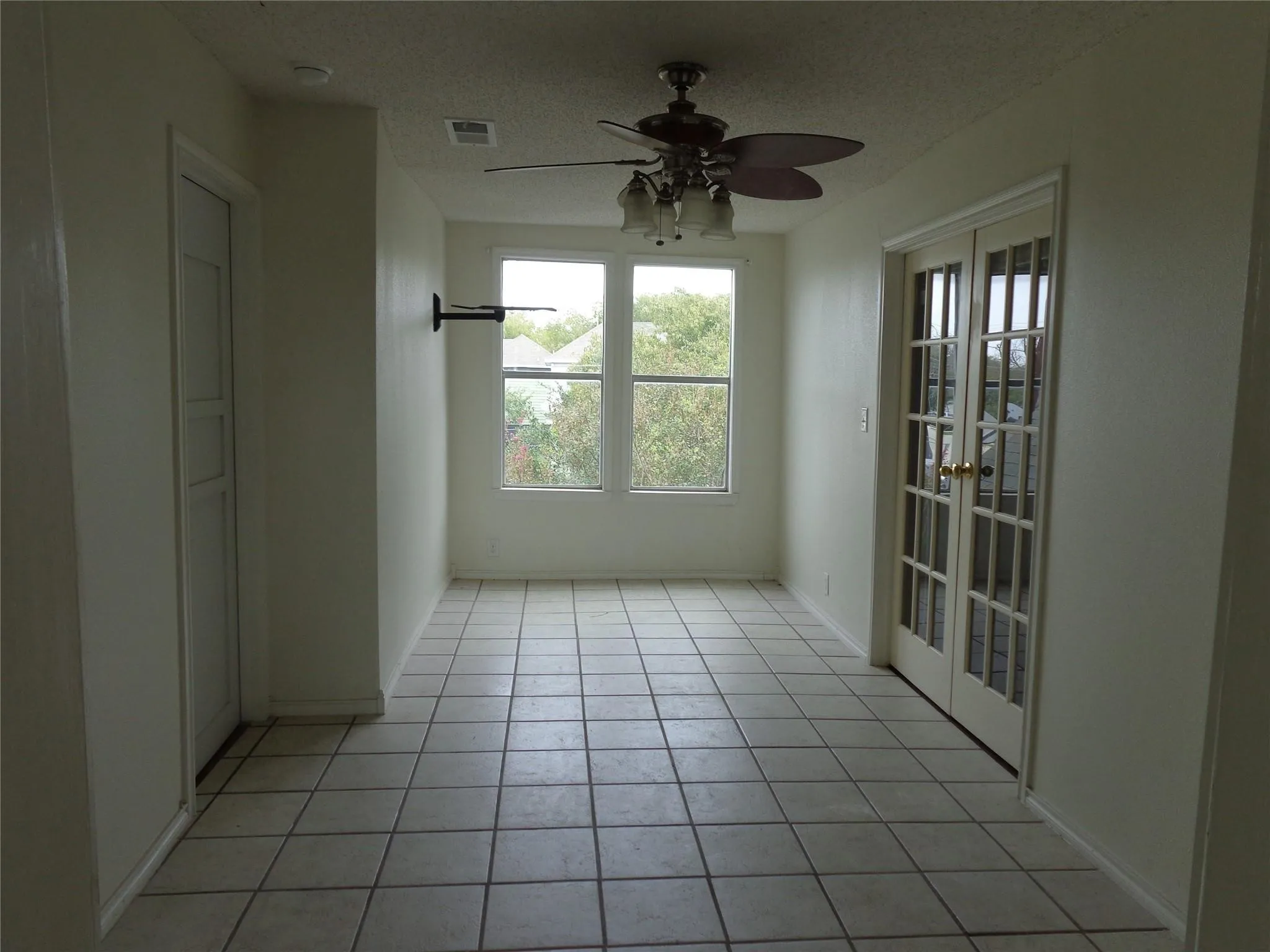 Single Family Residence For Sale in Johnson County , 211 W Purdom Avenue, Alvarado, Texas 76009, 3 Bedroom, 2 Bathroom, 1 Garage spaces, 2,218 Sqft, built in 1958, Preowned, mls#21149029, Real Estate Agent in Alvarado, Homes For Sale in Johnson county, Homes For Sale in Alvarado, Realtor in Alvarado Texas, Real Estate Brokerage Independent Realty Texas, Luminita Cordes Realtor