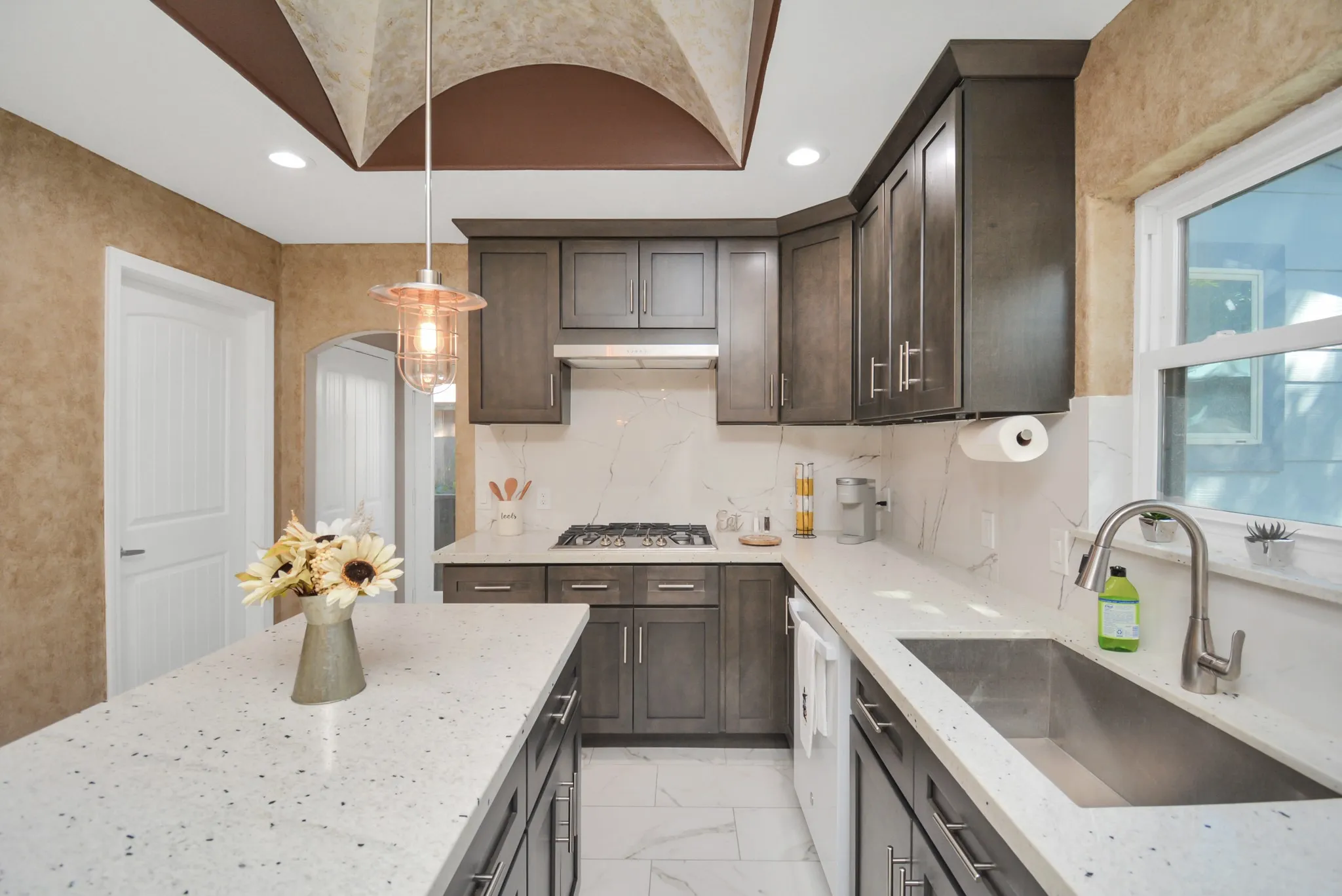 Single Family Residence For Sale in Harris County , 2705 & 2707 S Fox Street, Houston, Texas 77003, 6 Bedroom, 4 Bathroom, Garage spaces, 2,058 Sqft, built in 1930, mls#21149203, Real Estate Agent in Houston, Homes For Sale in Harris county, Homes For Sale in Houston, Realtor in Houston Texas, Real Estate Brokerage Independent Realty Texas, Luminita Cordes Realtor