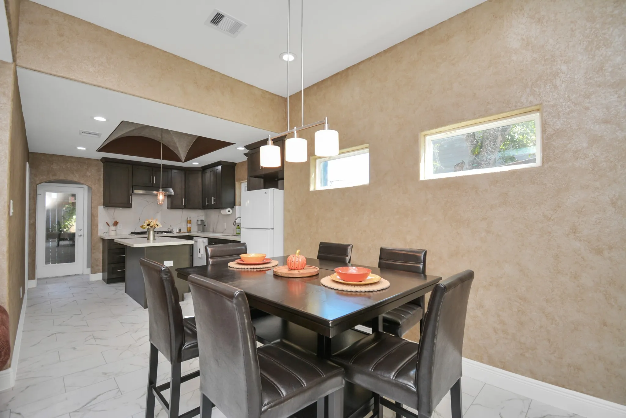 2705 Back house dining area