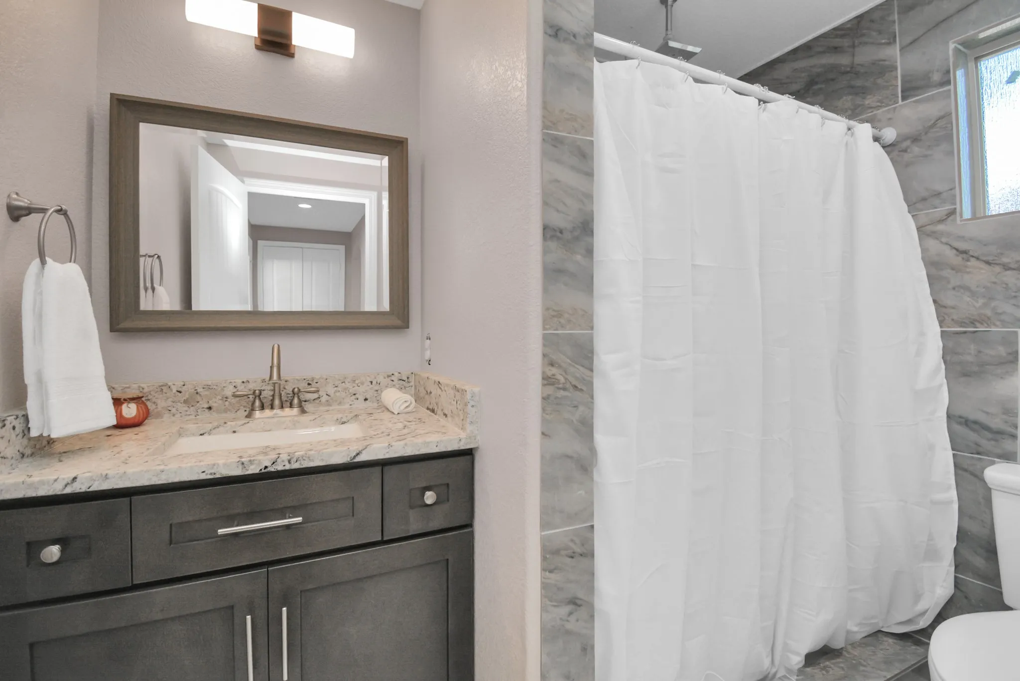Master bath room for 2705 Fox