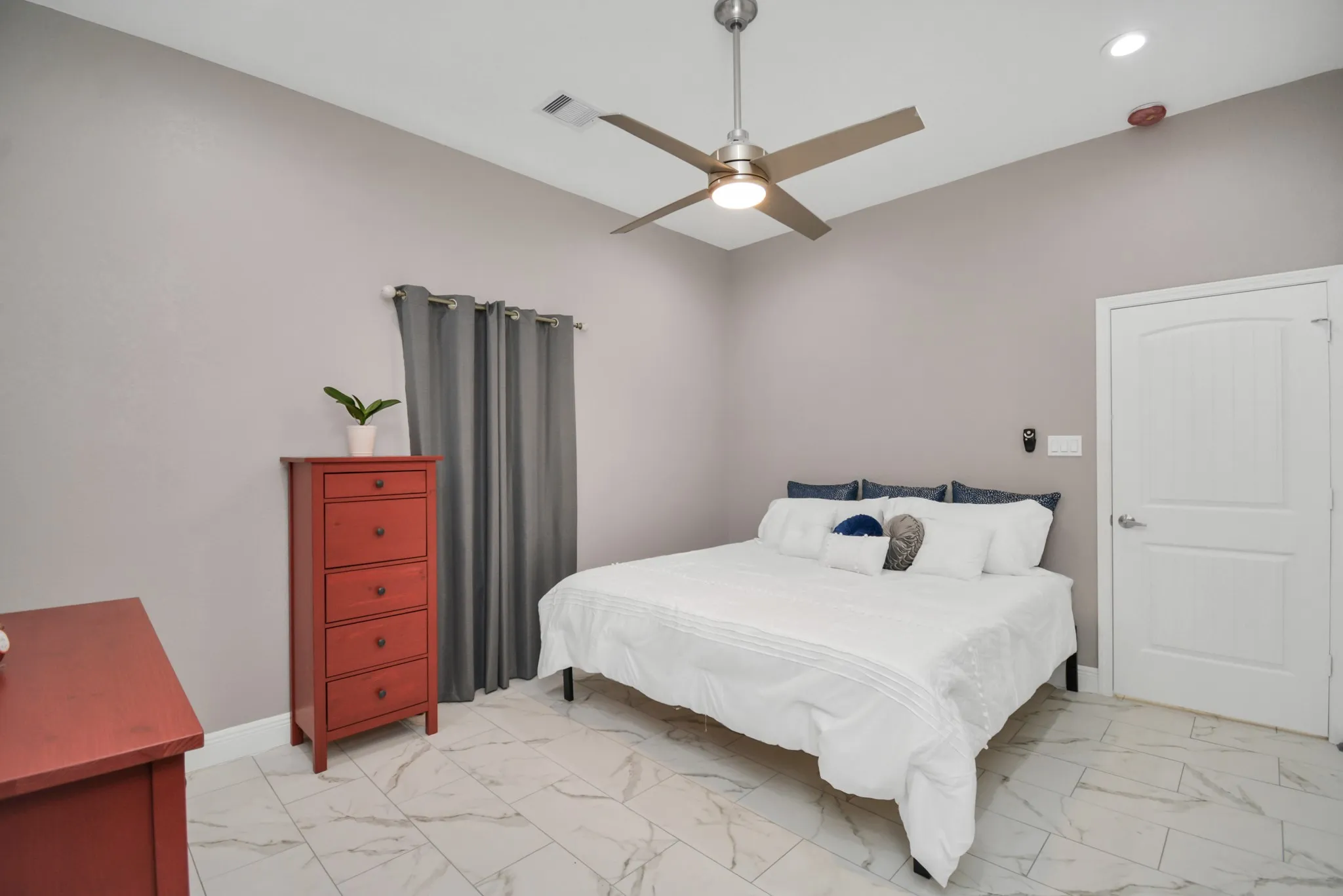 Single Family Residence For Sale in Harris County , 2705 & 2707 S Fox Street, Houston, Texas 77003, 6 Bedroom, 4 Bathroom, Garage spaces, 2,058 Sqft, built in 1930, mls#21149203, Real Estate Agent in Houston, Homes For Sale in Harris county, Homes For Sale in Houston, Realtor in Houston Texas, Real Estate Brokerage Independent Realty Texas, Luminita Cordes Realtor