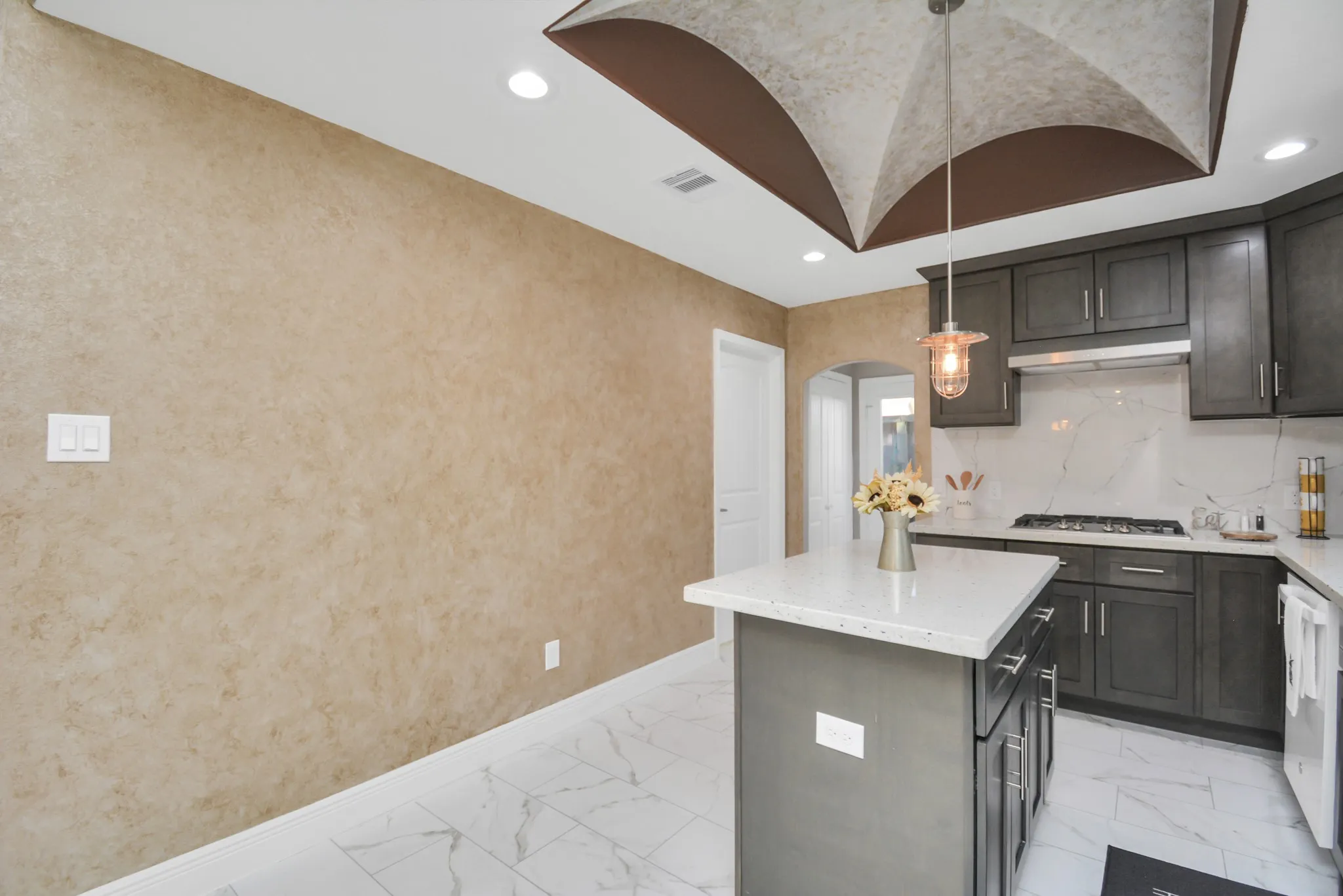 Single Family Residence For Sale in Harris County , 2705 & 2707 S Fox Street, Houston, Texas 77003, 6 Bedroom, 4 Bathroom, Garage spaces, 2,058 Sqft, built in 1930, mls#21149203, Real Estate Agent in Houston, Homes For Sale in Harris county, Homes For Sale in Houston, Realtor in Houston Texas, Real Estate Brokerage Independent Realty Texas, Luminita Cordes Realtor
