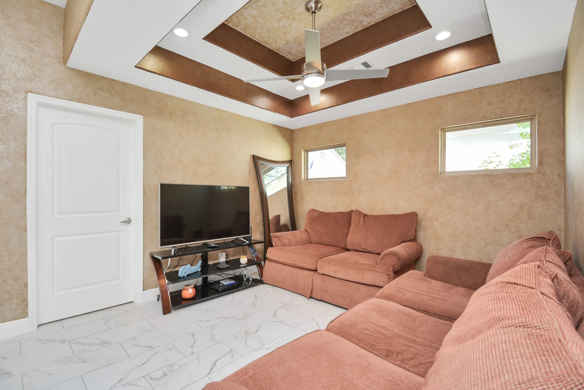 Single Family Residence For Sale in Harris County , 2705 & 2707 S Fox Street, Houston, Texas 77003, 6 Bedroom, 4 Bathroom, Garage spaces, 2,058 Sqft, built in 1930, mls#21149203, Real Estate Agent in Houston, Homes For Sale in Harris county, Homes For Sale in Houston, Realtor in Houston Texas, Real Estate Brokerage Independent Realty Texas, Luminita Cordes Realtor