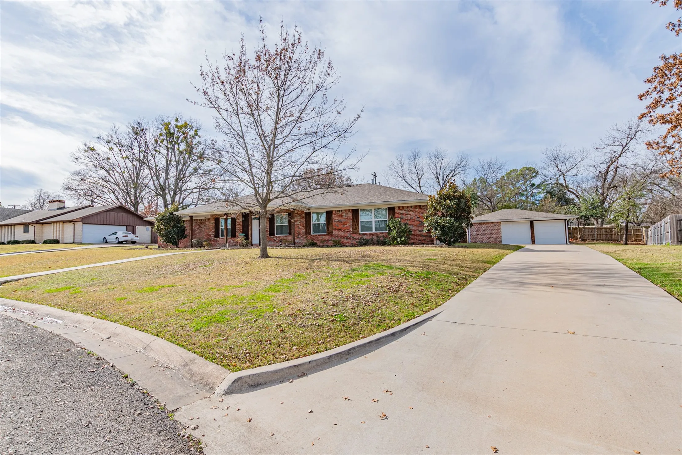 Single Family Residence For Sale in Hunt County , 4 Priscilla, Greenville, Texas 75402, 5 Bedroom, 3 Bathroom, 4 Garage spaces, 2,872 Sqft, built in 1973, mls#21149271, Real Estate Agent in Greenville, Homes For Sale in Hunt county, Homes For Sale in Greenville, Realtor in Greenville Texas, Real Estate Brokerage Independent Realty Texas, Luminita Cordes Realtor