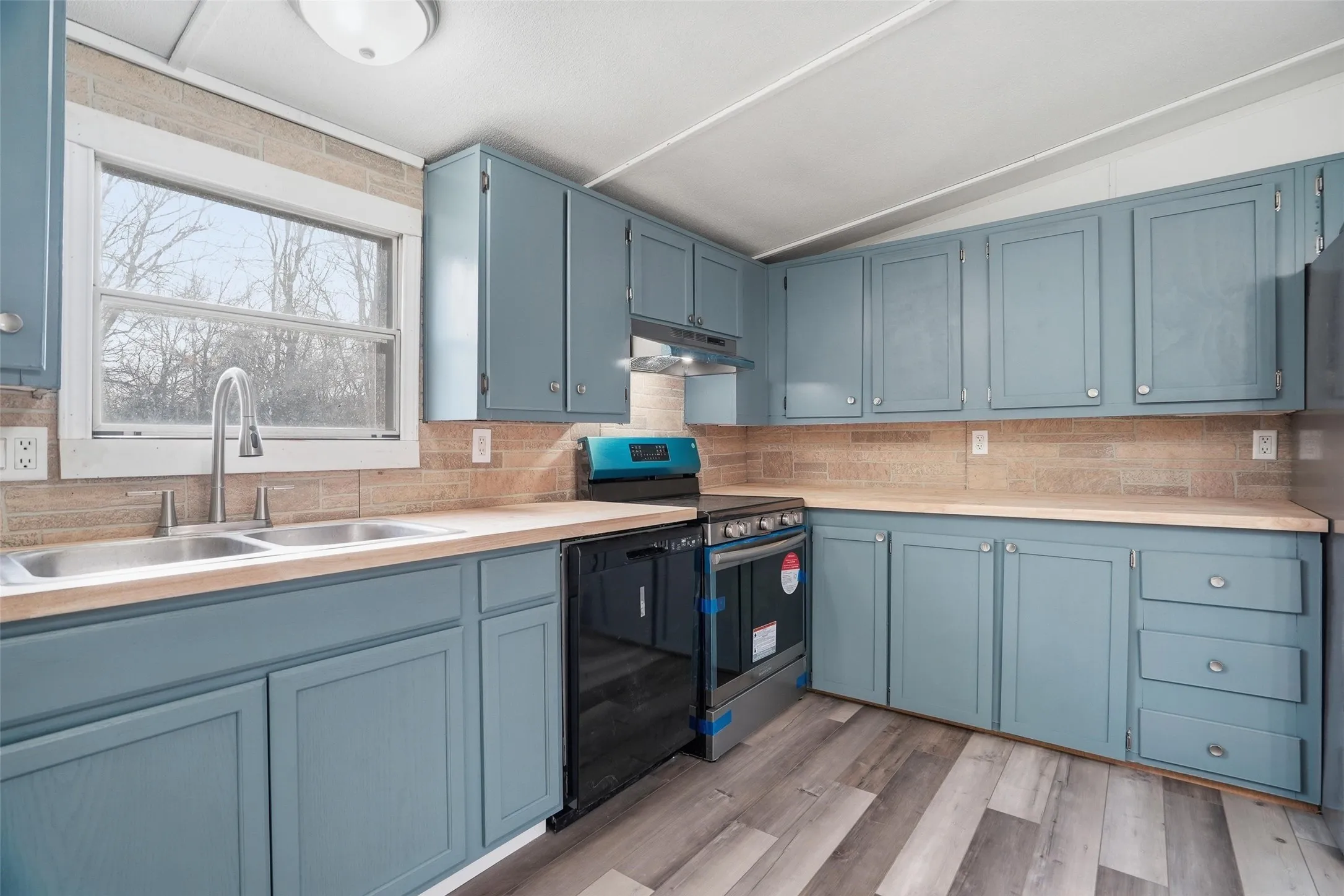 Mobile Home For Sale in Hood County , 114 Sunset Acres Court, Granbury, Texas 76048, 3 Bedroom, 2 Bathroom, Garage spaces, 1,120 Sqft, built in 1998, Preowned, mls#21149366, Real Estate Agent in Granbury, Homes For Sale in Hood county, Homes For Sale in Granbury, Realtor in Granbury Texas, Real Estate Brokerage Independent Realty Texas, Luminita Cordes Realtor