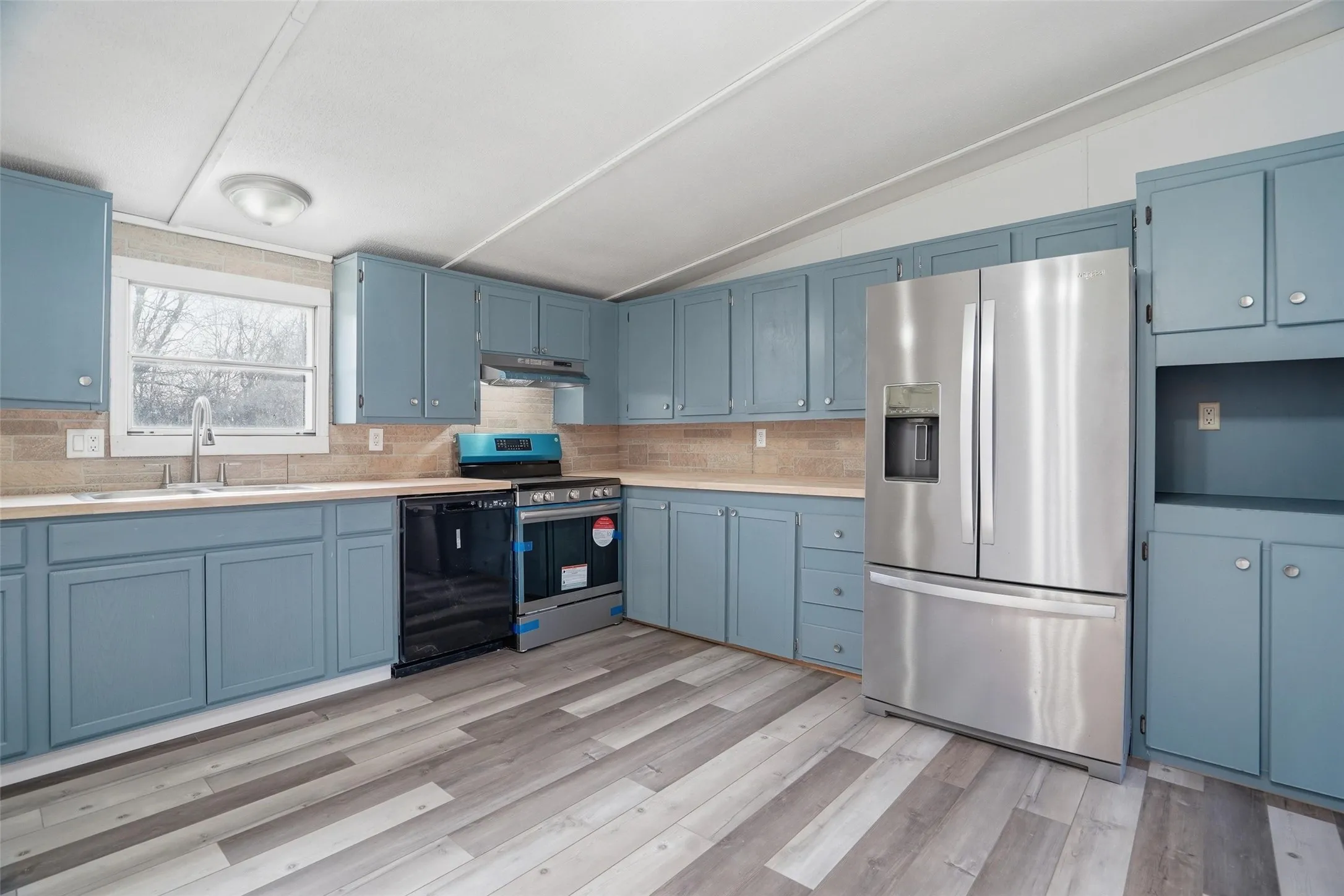 Mobile Home For Sale in Hood County , 114 Sunset Acres Court, Granbury, Texas 76048, 3 Bedroom, 2 Bathroom, Garage spaces, 1,120 Sqft, built in 1998, Preowned, mls#21149366, Real Estate Agent in Granbury, Homes For Sale in Hood county, Homes For Sale in Granbury, Realtor in Granbury Texas, Real Estate Brokerage Independent Realty Texas, Luminita Cordes Realtor
