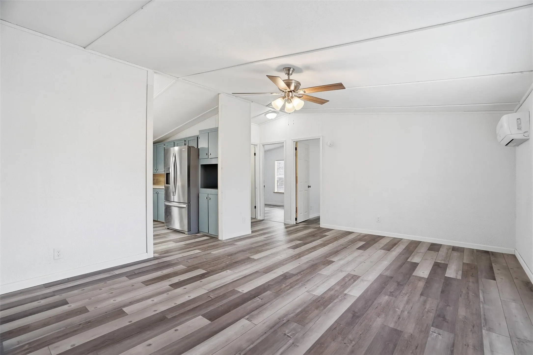 Mobile Home For Sale in Hood County , 114 Sunset Acres Court, Granbury, Texas 76048, 3 Bedroom, 2 Bathroom, Garage spaces, 1,120 Sqft, built in 1998, Preowned, mls#21149366, Real Estate Agent in Granbury, Homes For Sale in Hood county, Homes For Sale in Granbury, Realtor in Granbury Texas, Real Estate Brokerage Independent Realty Texas, Luminita Cordes Realtor