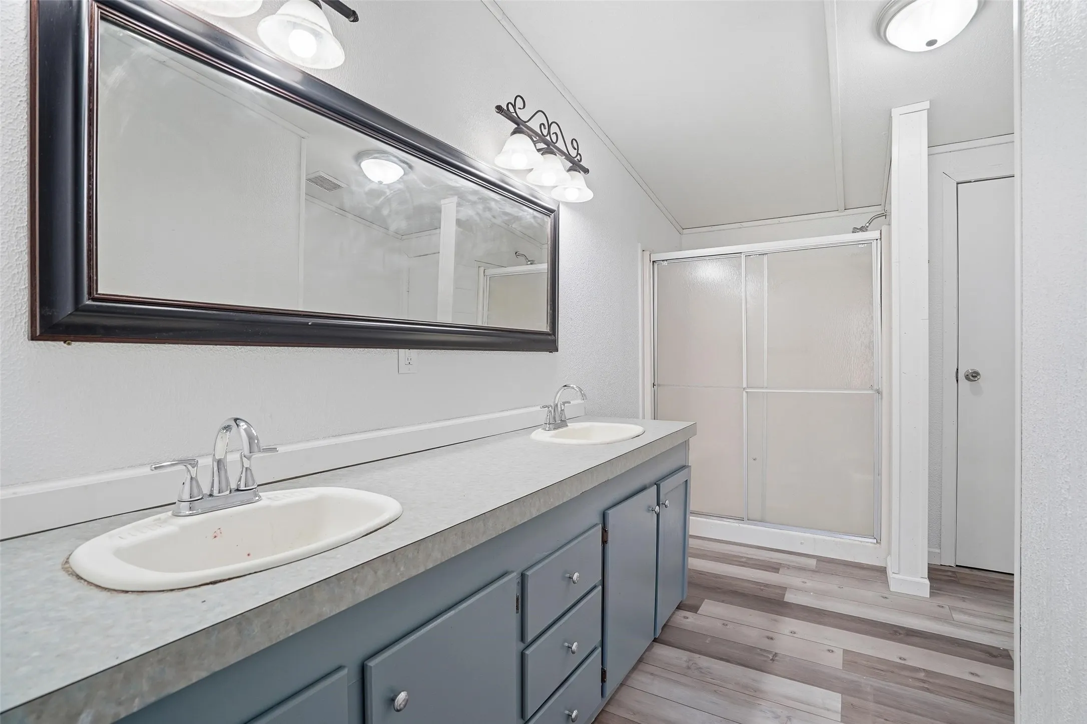 Mobile Home For Sale in Hood County , 114 Sunset Acres Court, Granbury, Texas 76048, 3 Bedroom, 2 Bathroom, Garage spaces, 1,120 Sqft, built in 1998, Preowned, mls#21149366, Real Estate Agent in Granbury, Homes For Sale in Hood county, Homes For Sale in Granbury, Realtor in Granbury Texas, Real Estate Brokerage Independent Realty Texas, Luminita Cordes Realtor