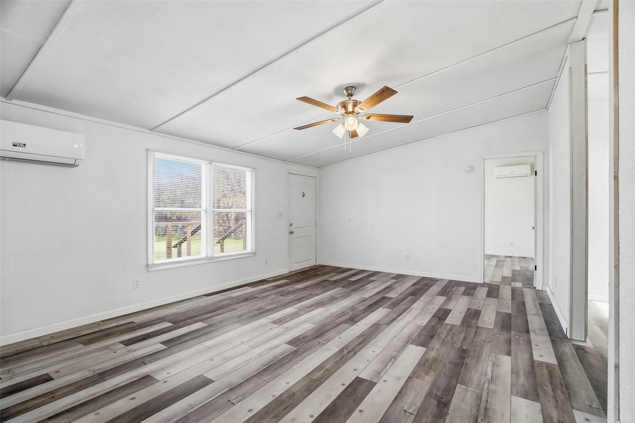 Mobile Home For Sale in Hood County , 114 Sunset Acres Court, Granbury, Texas 76048, 3 Bedroom, 2 Bathroom, Garage spaces, 1,120 Sqft, built in 1998, Preowned, mls#21149366, Real Estate Agent in Granbury, Homes For Sale in Hood county, Homes For Sale in Granbury, Realtor in Granbury Texas, Real Estate Brokerage Independent Realty Texas, Luminita Cordes Realtor