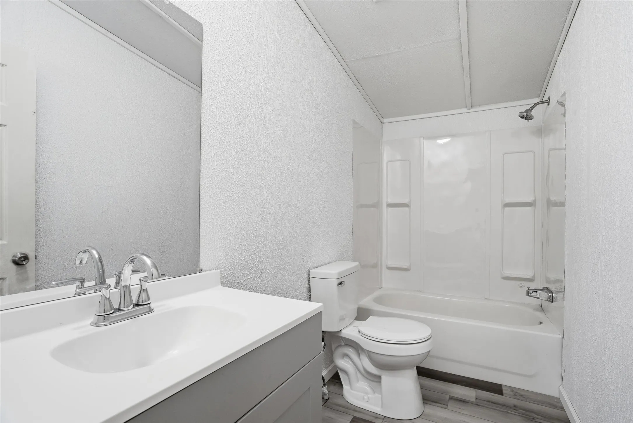Mobile Home For Sale in Hood County , 114 Sunset Acres Court, Granbury, Texas 76048, 3 Bedroom, 2 Bathroom, Garage spaces, 1,120 Sqft, built in 1998, Preowned, mls#21149366, Real Estate Agent in Granbury, Homes For Sale in Hood county, Homes For Sale in Granbury, Realtor in Granbury Texas, Real Estate Brokerage Independent Realty Texas, Luminita Cordes Realtor