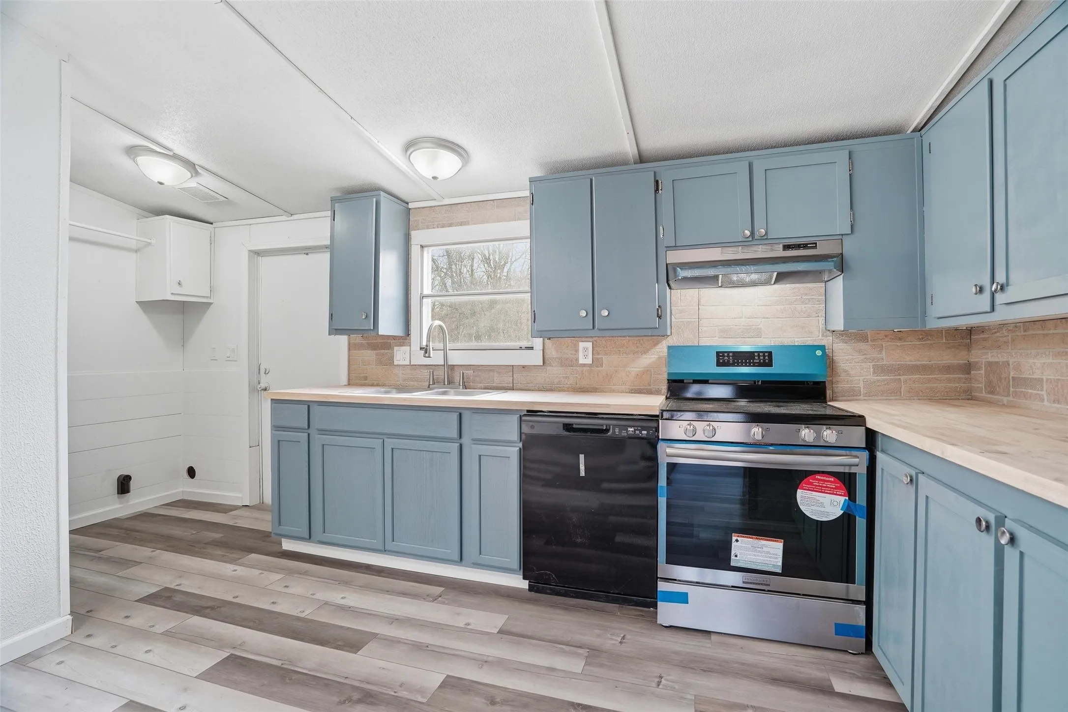 Mobile Home For Sale in Hood County , 114 Sunset Acres Court, Granbury, Texas 76048, 3 Bedroom, 2 Bathroom, Garage spaces, 1,120 Sqft, built in 1998, Preowned, mls#21149366, Real Estate Agent in Granbury, Homes For Sale in Hood county, Homes For Sale in Granbury, Realtor in Granbury Texas, Real Estate Brokerage Independent Realty Texas, Luminita Cordes Realtor