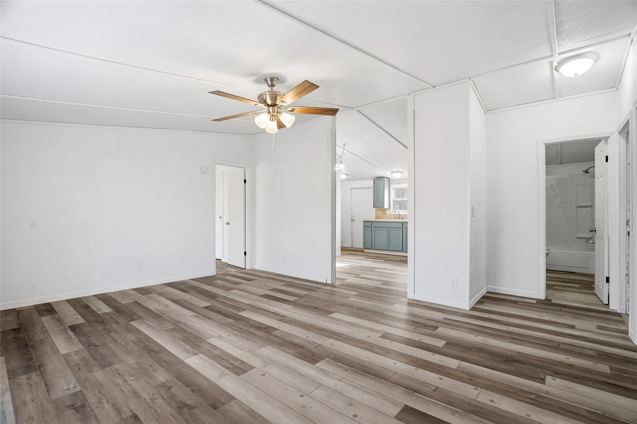 Mobile Home For Sale in Hood County , 114 Sunset Acres Court, Granbury, Texas 76048, 3 Bedroom, 2 Bathroom, Garage spaces, 1,120 Sqft, built in 1998, Preowned, mls#21149366, Real Estate Agent in Granbury, Homes For Sale in Hood county, Homes For Sale in Granbury, Realtor in Granbury Texas, Real Estate Brokerage Independent Realty Texas, Luminita Cordes Realtor