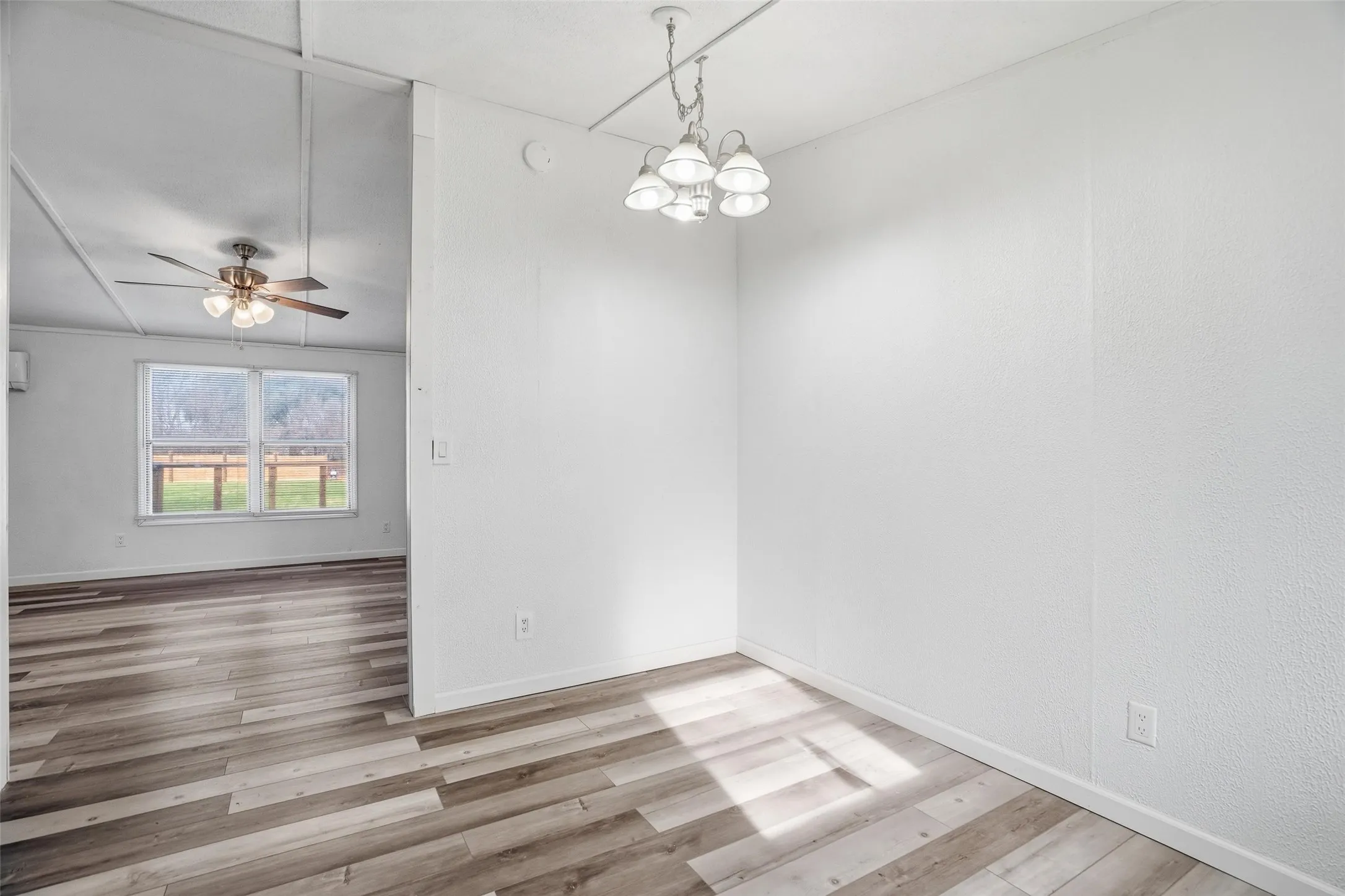 Mobile Home For Sale in Hood County , 114 Sunset Acres Court, Granbury, Texas 76048, 3 Bedroom, 2 Bathroom, Garage spaces, 1,120 Sqft, built in 1998, Preowned, mls#21149366, Real Estate Agent in Granbury, Homes For Sale in Hood county, Homes For Sale in Granbury, Realtor in Granbury Texas, Real Estate Brokerage Independent Realty Texas, Luminita Cordes Realtor