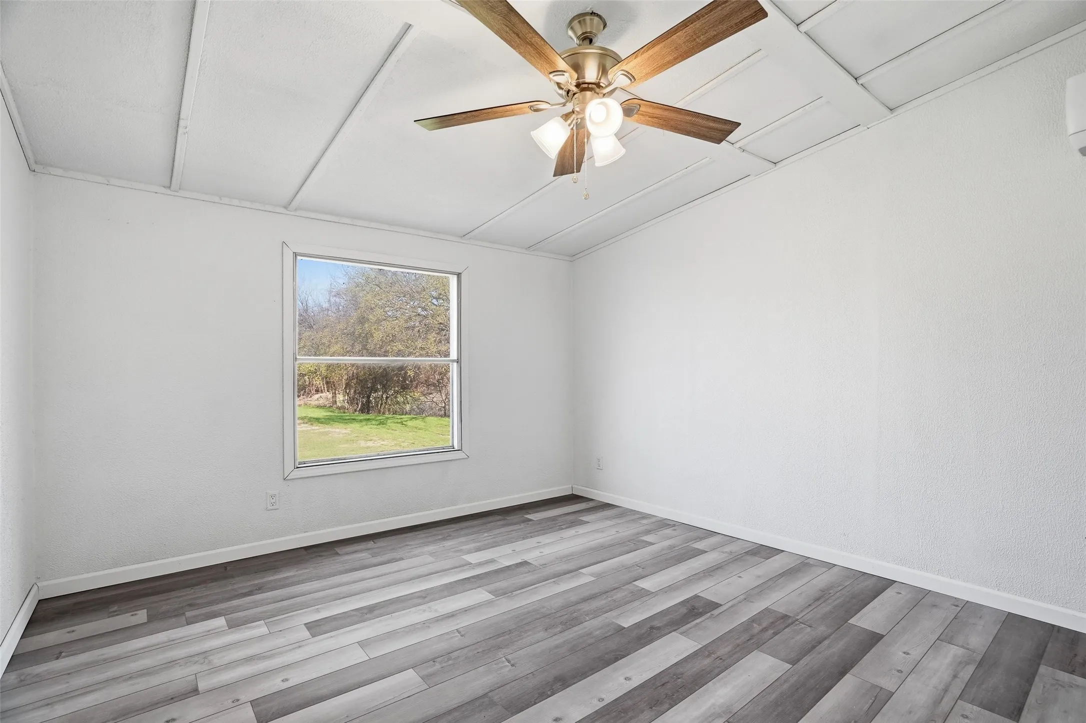 Mobile Home For Sale in Hood County , 114 Sunset Acres Court, Granbury, Texas 76048, 3 Bedroom, 2 Bathroom, Garage spaces, 1,120 Sqft, built in 1998, Preowned, mls#21149366, Real Estate Agent in Granbury, Homes For Sale in Hood county, Homes For Sale in Granbury, Realtor in Granbury Texas, Real Estate Brokerage Independent Realty Texas, Luminita Cordes Realtor