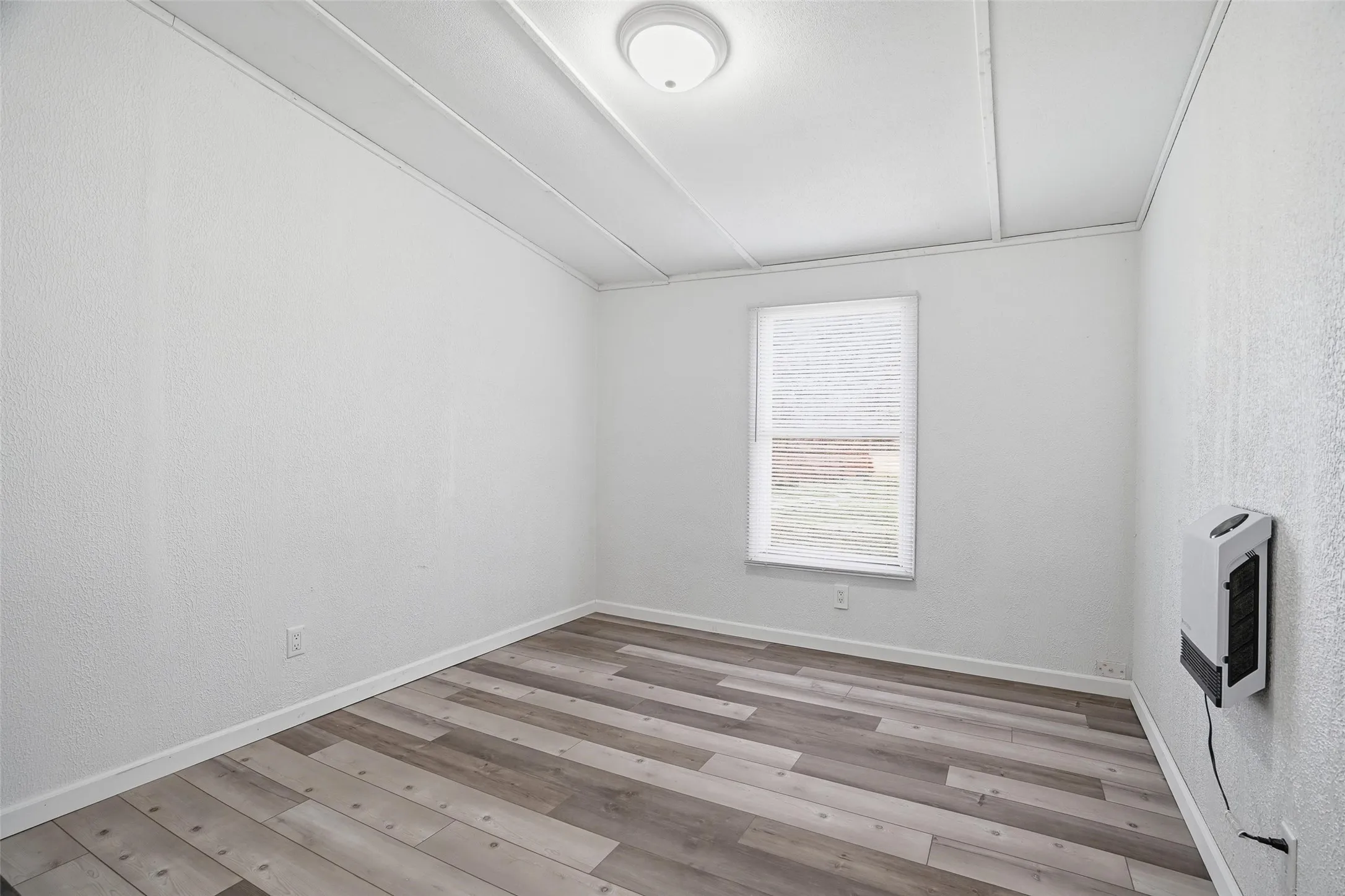 Mobile Home For Sale in Hood County , 114 Sunset Acres Court, Granbury, Texas 76048, 3 Bedroom, 2 Bathroom, Garage spaces, 1,120 Sqft, built in 1998, Preowned, mls#21149366, Real Estate Agent in Granbury, Homes For Sale in Hood county, Homes For Sale in Granbury, Realtor in Granbury Texas, Real Estate Brokerage Independent Realty Texas, Luminita Cordes Realtor