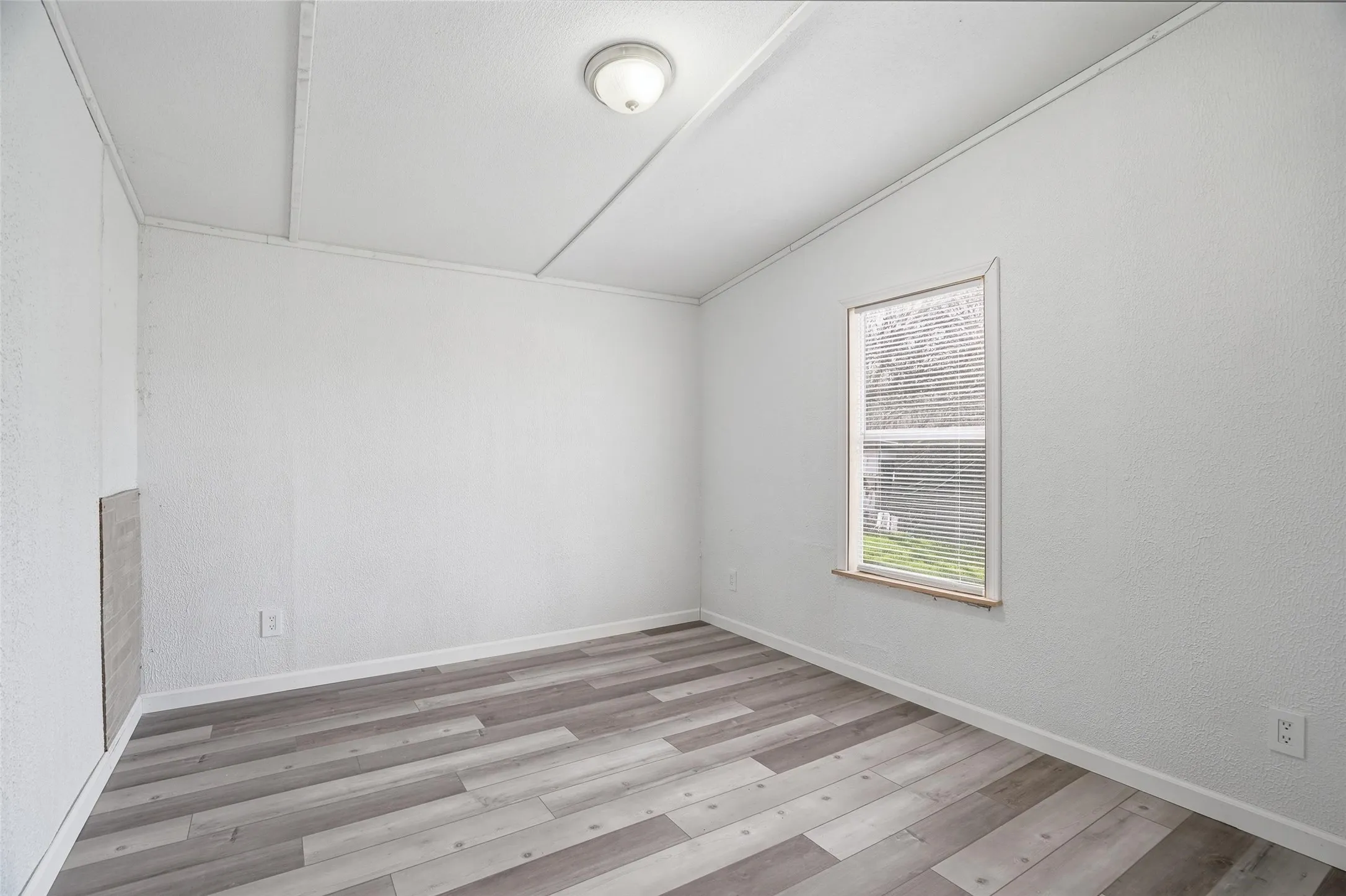Mobile Home For Sale in Hood County , 114 Sunset Acres Court, Granbury, Texas 76048, 3 Bedroom, 2 Bathroom, Garage spaces, 1,120 Sqft, built in 1998, Preowned, mls#21149366, Real Estate Agent in Granbury, Homes For Sale in Hood county, Homes For Sale in Granbury, Realtor in Granbury Texas, Real Estate Brokerage Independent Realty Texas, Luminita Cordes Realtor