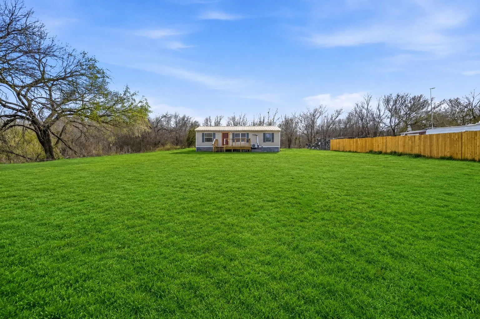 Mobile Home For Sale in Hood County , 114 Sunset Acres Court, Granbury, Texas 76048, 3 Bedroom, 2 Bathroom, Garage spaces, 1,120 Sqft, built in 1998, Preowned, mls#21149366, Real Estate Agent in Granbury, Homes For Sale in Hood county, Homes For Sale in Granbury, Realtor in Granbury Texas, Real Estate Brokerage Independent Realty Texas, Luminita Cordes Realtor