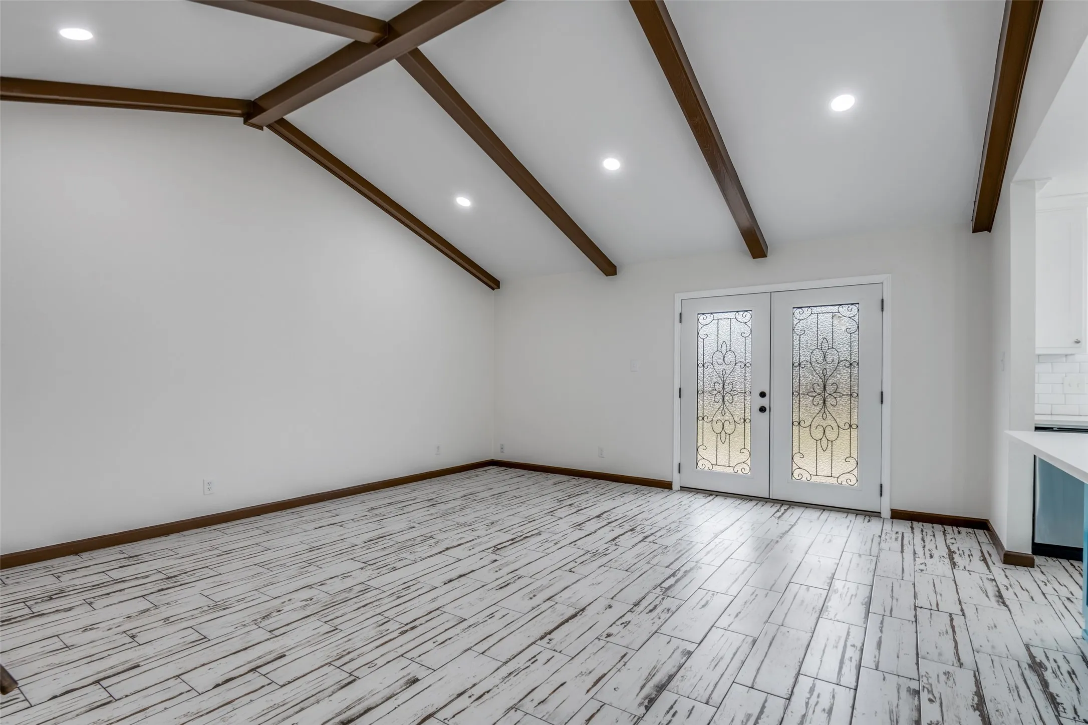 Single Family Residence For Sale in Kaufman County , 1055 Wright Street, Terrell, Texas 75160, 3 Bedroom, 2 Bathroom, 2 Garage spaces, 1,802 Sqft, built in 1973, mls#21149511, Real Estate Agent in Terrell, Homes For Sale in Kaufman county, Homes For Sale in Terrell, Realtor in Terrell Texas, Real Estate Brokerage Independent Realty Texas, Luminita Cordes Realtor