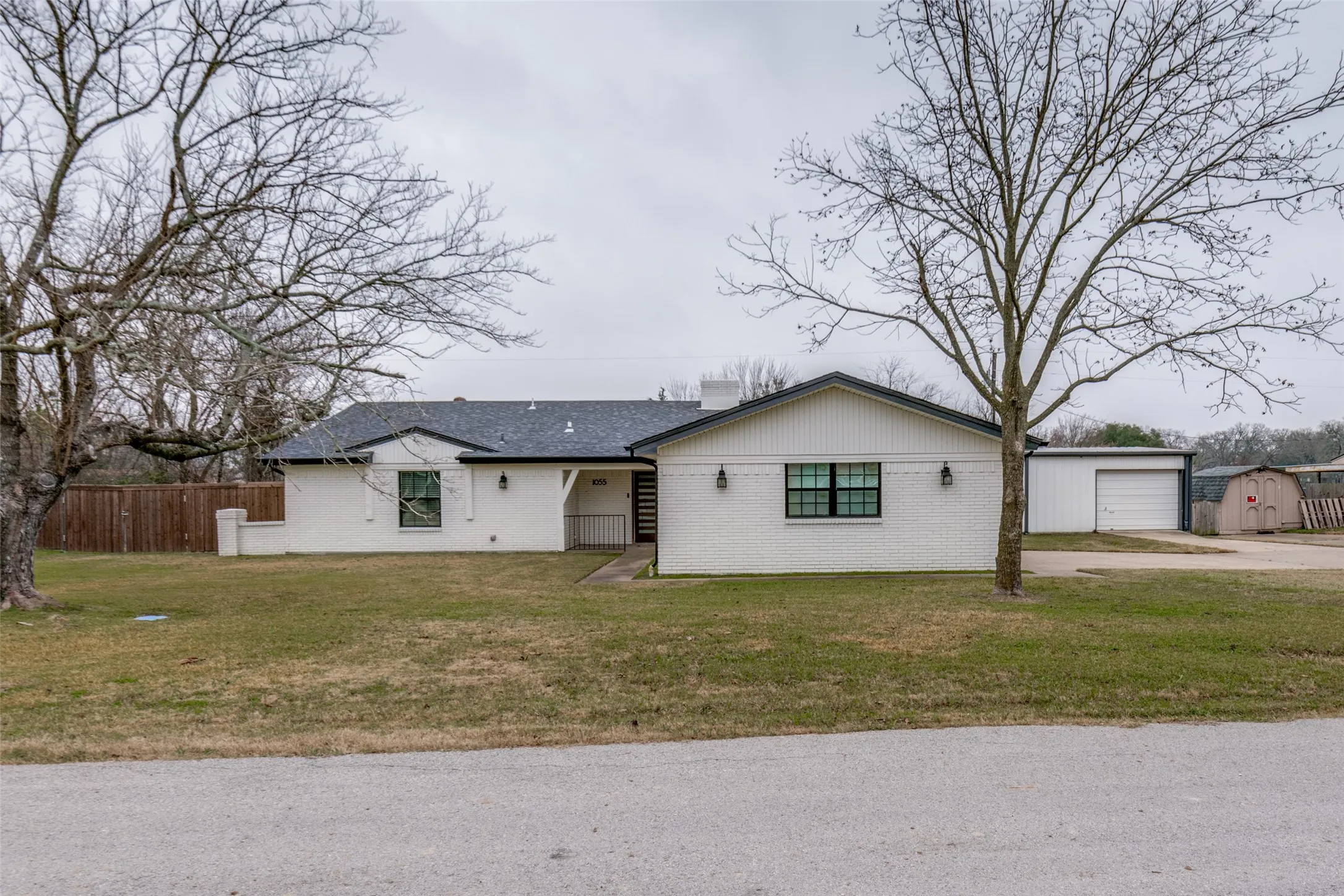 Single Family Residence For Sale in Kaufman County , 1055 Wright Street, Terrell, Texas 75160, 3 Bedroom, 2 Bathroom, 2 Garage spaces, 1,802 Sqft, built in 1973, mls#21149511, Real Estate Agent in Terrell, Homes For Sale in Kaufman county, Homes For Sale in Terrell, Realtor in Terrell Texas, Real Estate Brokerage Independent Realty Texas, Luminita Cordes Realtor
