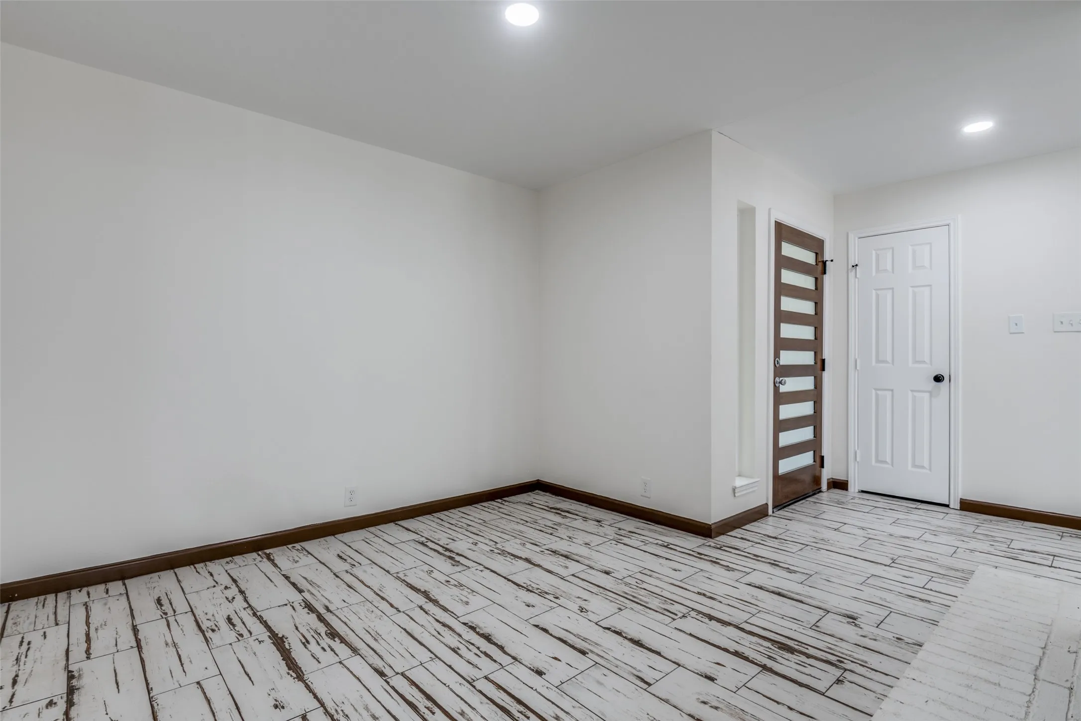 Single Family Residence For Sale in Kaufman County , 1055 Wright Street, Terrell, Texas 75160, 3 Bedroom, 2 Bathroom, 2 Garage spaces, 1,802 Sqft, built in 1973, mls#21149511, Real Estate Agent in Terrell, Homes For Sale in Kaufman county, Homes For Sale in Terrell, Realtor in Terrell Texas, Real Estate Brokerage Independent Realty Texas, Luminita Cordes Realtor