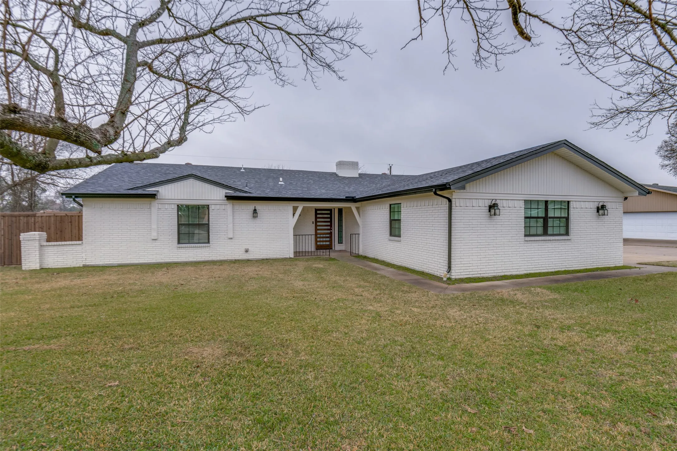 Single Family Residence For Sale in Kaufman County , 1055 Wright Street, Terrell, Texas 75160, 3 Bedroom, 2 Bathroom, 2 Garage spaces, 1,802 Sqft, built in 1973, mls#21149511, Real Estate Agent in Terrell, Homes For Sale in Kaufman county, Homes For Sale in Terrell, Realtor in Terrell Texas, Real Estate Brokerage Independent Realty Texas, Luminita Cordes Realtor