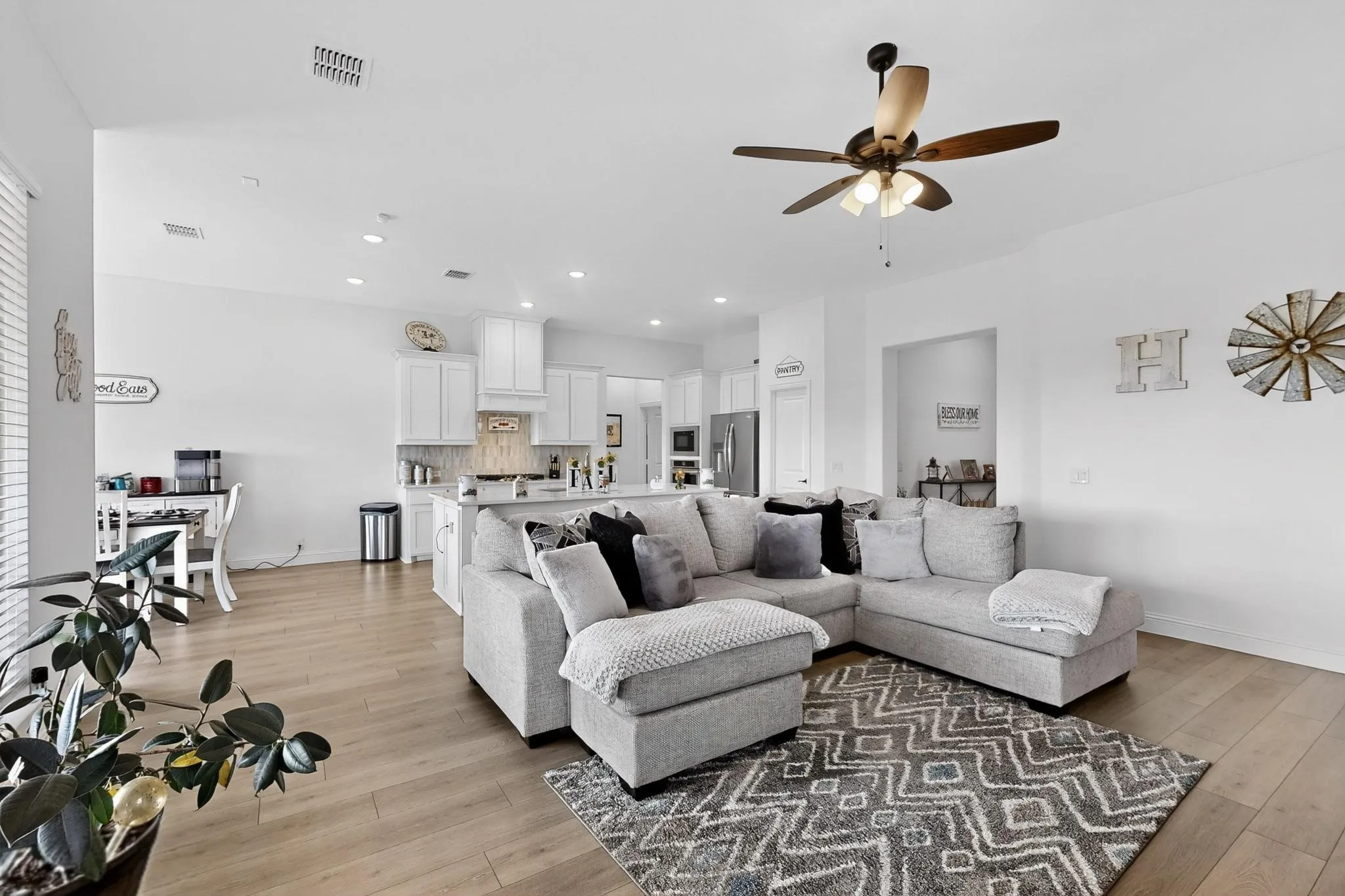 Single Family Residence For Sale in Denton County , 205 Lakewood Lane, Ponder, Texas 76259, 3 Bedroom, 3 Bathroom, 2 Garage spaces, 2,529 Sqft, built in 2023, Preowned, mls#21149670, Real Estate Agent in Ponder, Homes For Sale in Denton county, Homes For Sale in Ponder, Realtor in Ponder Texas, Real Estate Brokerage Independent Realty Texas, Luminita Cordes Realtor