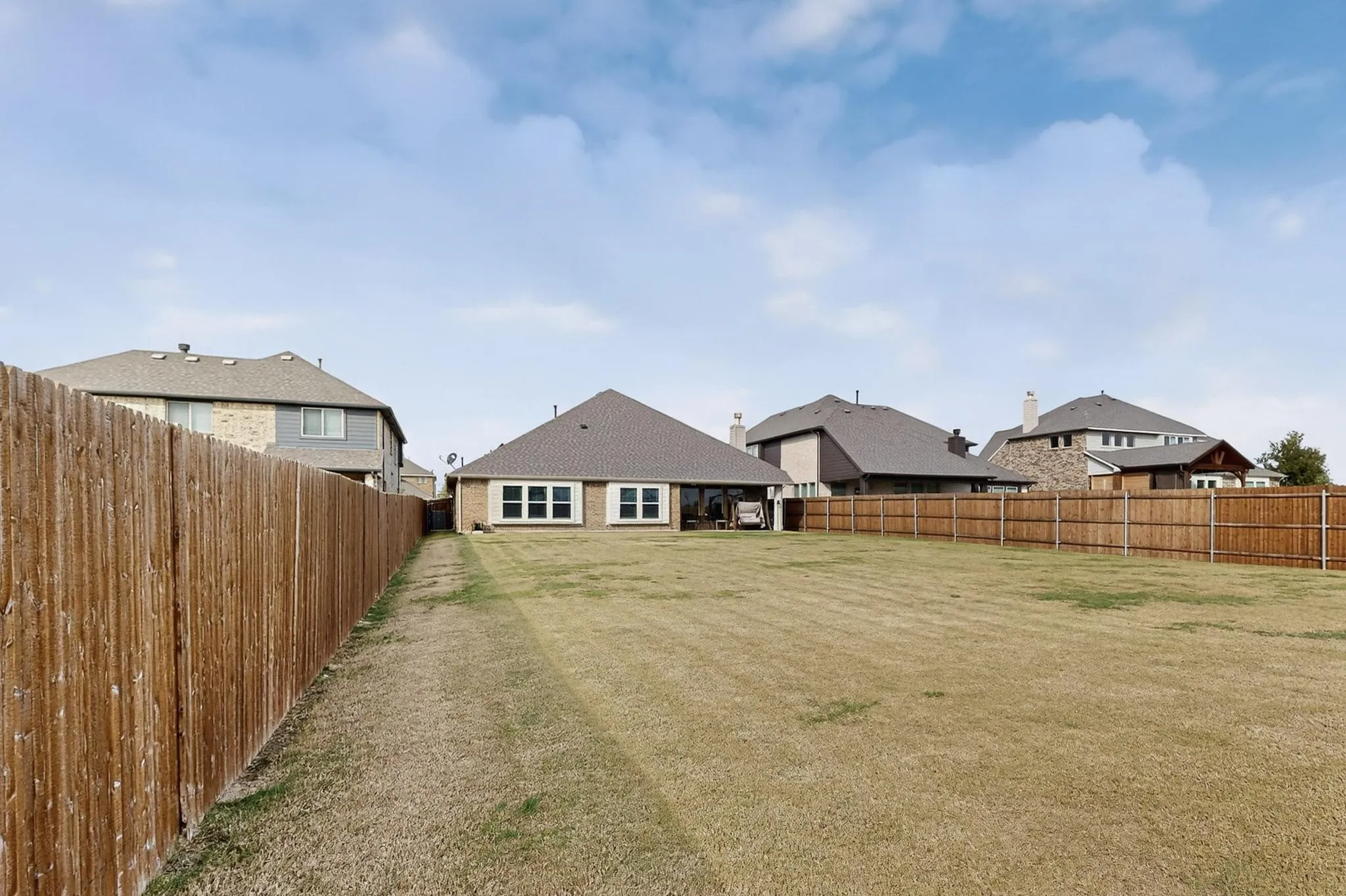 Single Family Residence For Sale in Denton County , 205 Lakewood Lane, Ponder, Texas 76259, 3 Bedroom, 3 Bathroom, 2 Garage spaces, 2,529 Sqft, built in 2023, Preowned, mls#21149670, Real Estate Agent in Ponder, Homes For Sale in Denton county, Homes For Sale in Ponder, Realtor in Ponder Texas, Real Estate Brokerage Independent Realty Texas, Luminita Cordes Realtor