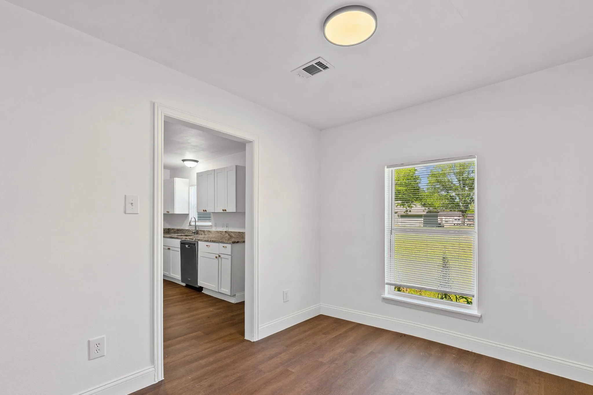 Single Family Residence For Sale in Hunt County , 1806 Wellington Street, Greenville, Texas 75401, 3 Bedroom, 1 Bathroom, 1 Garage spaces, 1,128 Sqft, built in 1940, mls#21149888, Real Estate Agent in Greenville, Homes For Sale in Hunt county, Homes For Sale in Greenville, Realtor in Greenville Texas, Real Estate Brokerage Independent Realty Texas, Luminita Cordes Realtor
