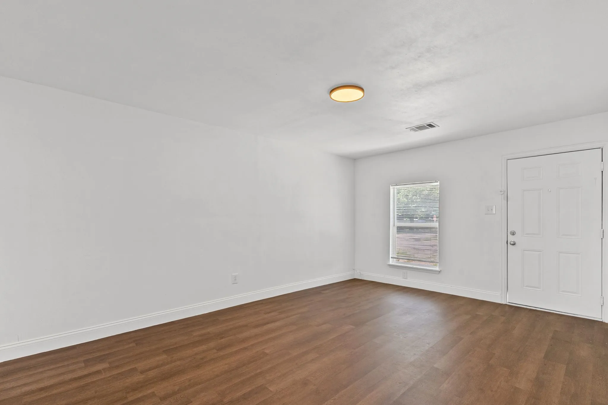 Single Family Residence For Sale in Hunt County , 1806 Wellington Street, Greenville, Texas 75401, 3 Bedroom, 1 Bathroom, 1 Garage spaces, 1,128 Sqft, built in 1940, mls#21149888, Real Estate Agent in Greenville, Homes For Sale in Hunt county, Homes For Sale in Greenville, Realtor in Greenville Texas, Real Estate Brokerage Independent Realty Texas, Luminita Cordes Realtor